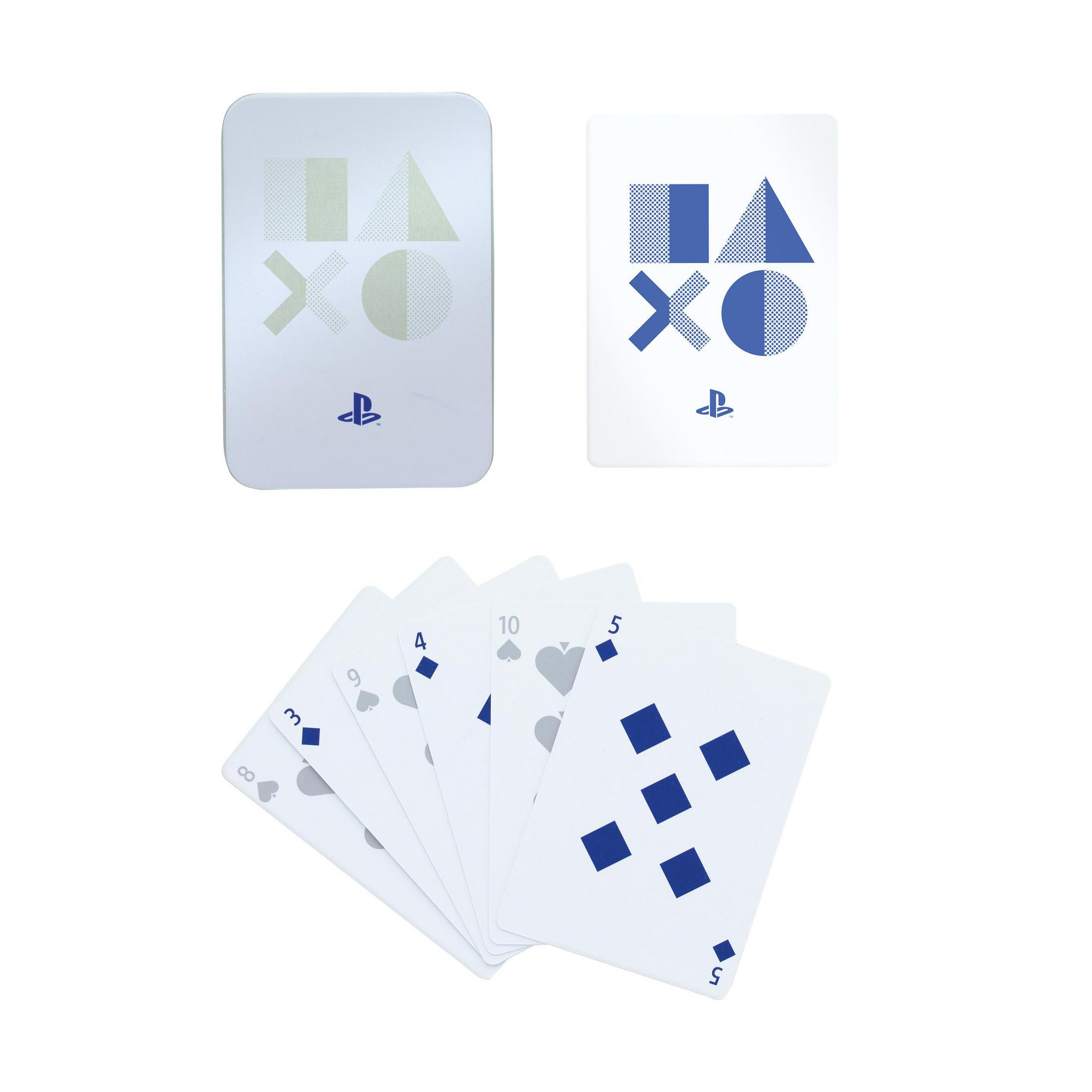 PlayStation-Spielkarten. Zwei Kartenrücken und ein gefächertes Kartenset. Weißer Hintergrund.