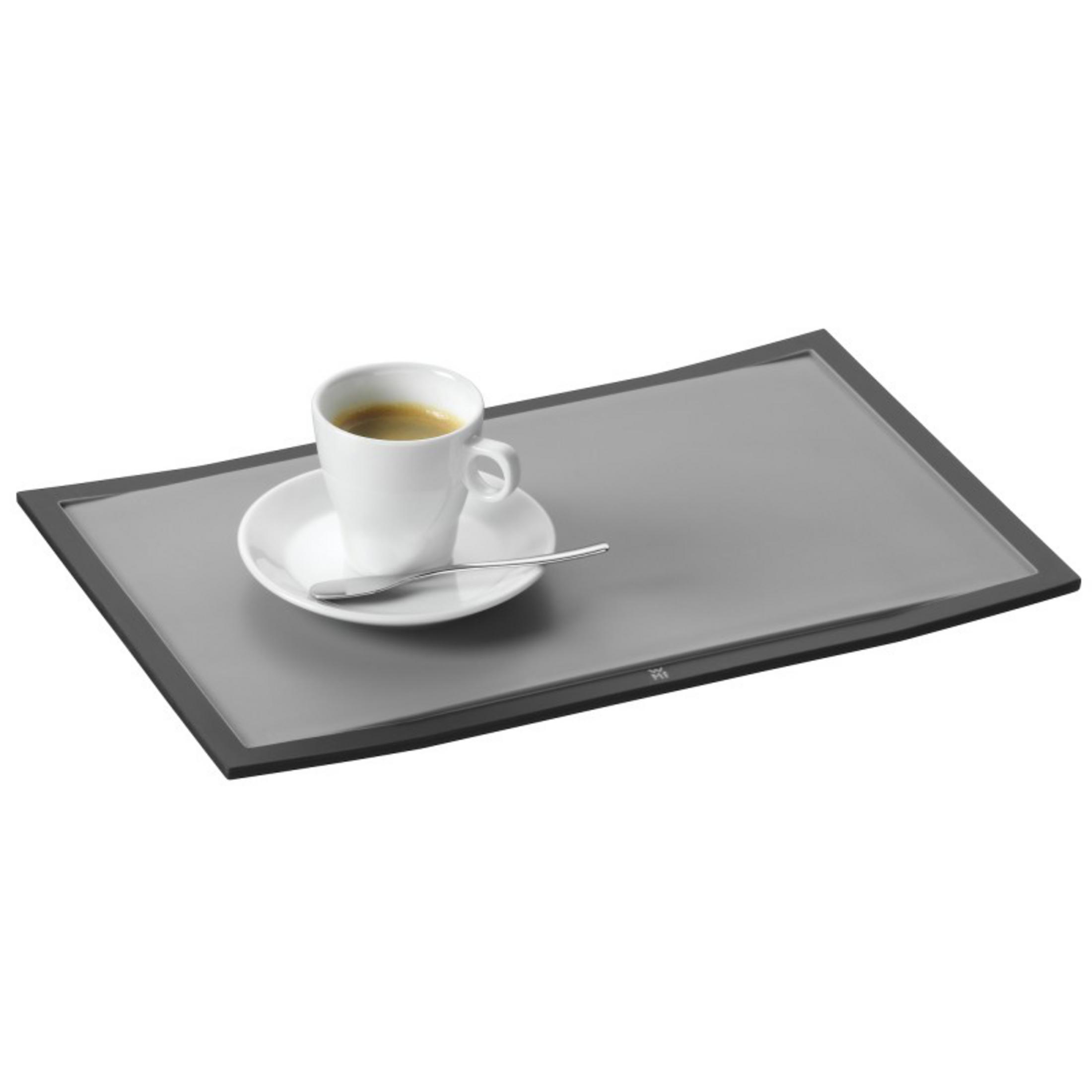 Tasse à café blanche sur soucoupe avec cuillère sur un plateau gris avec cadre noir.