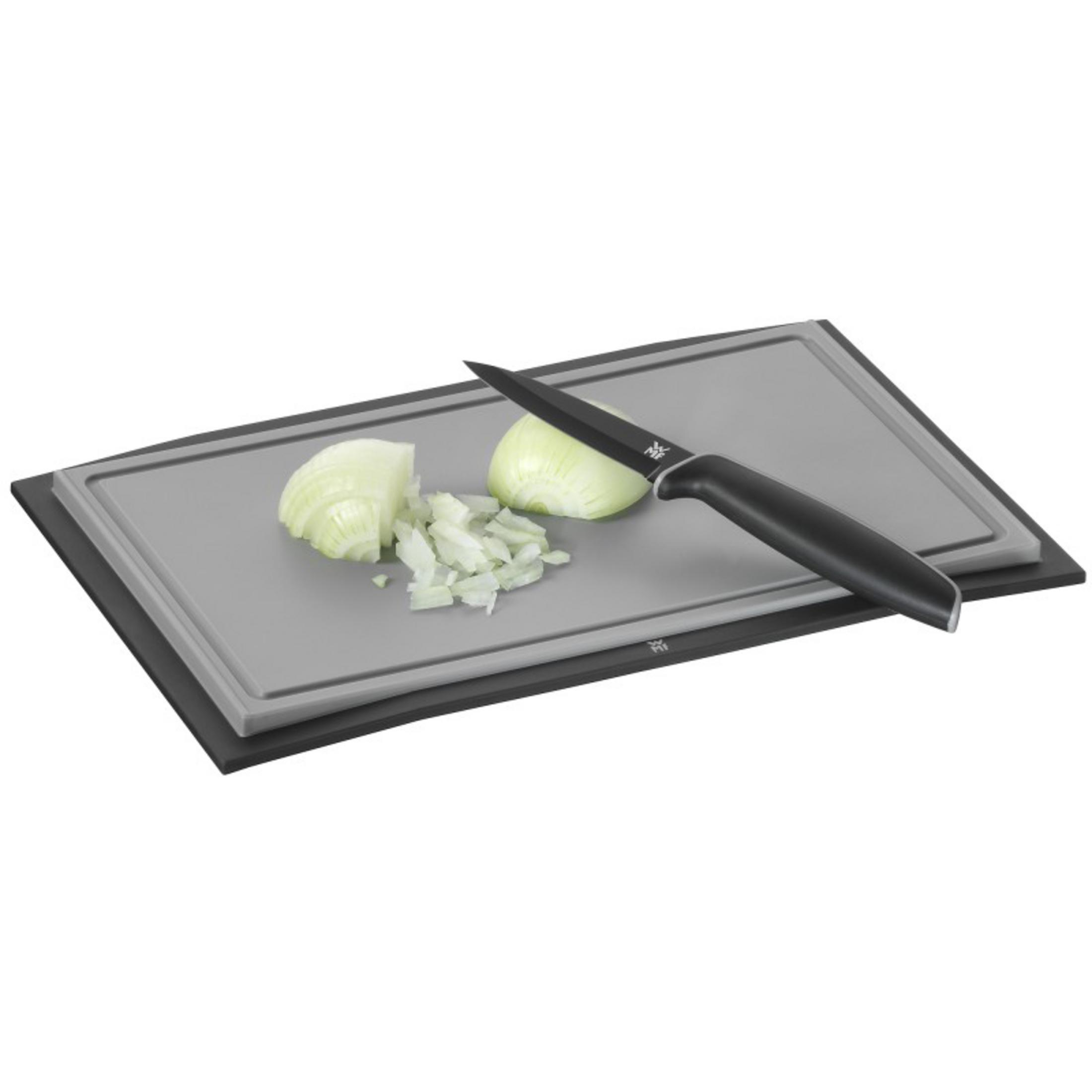 Couteau et oignons hachés sur planche à découper grise avec cadre noir.