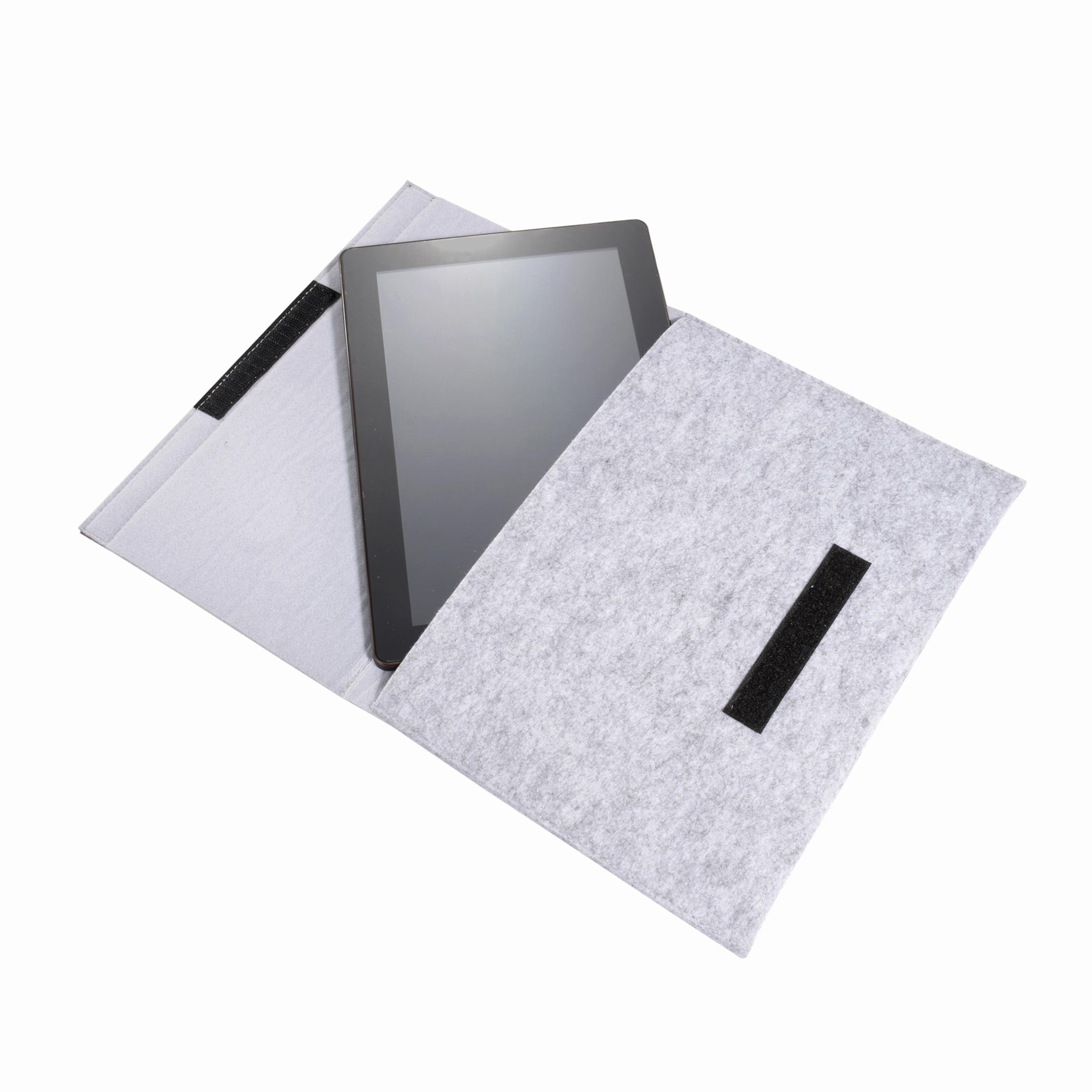Tablet in einer grauen Filzhülle. Schwarzer Klettverschluss sichert die Öffnung.