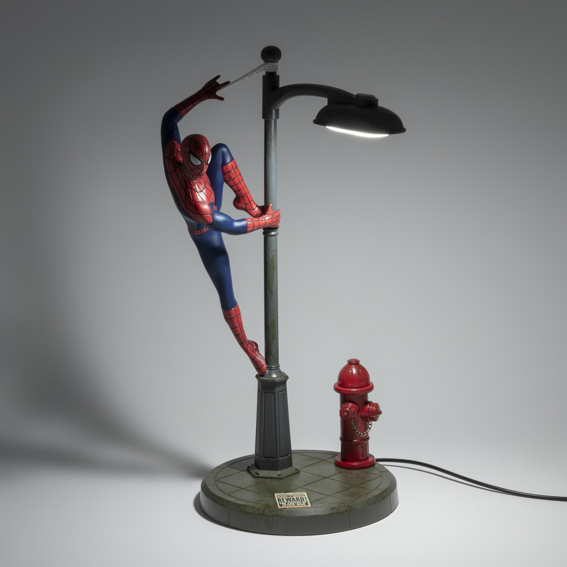 Spiderman-Lampe. Spiderman an einer Stange, ein Hydrant und eine Lampe.
