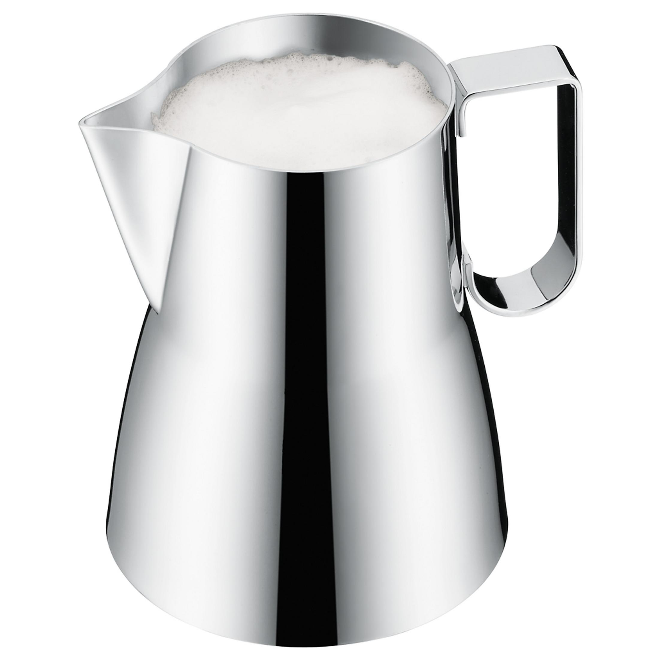 Ein glänzender, silberner Metallkrug mit einem quadratischen Griff, gefüllt mit Milch auf weißem Hintergrund.