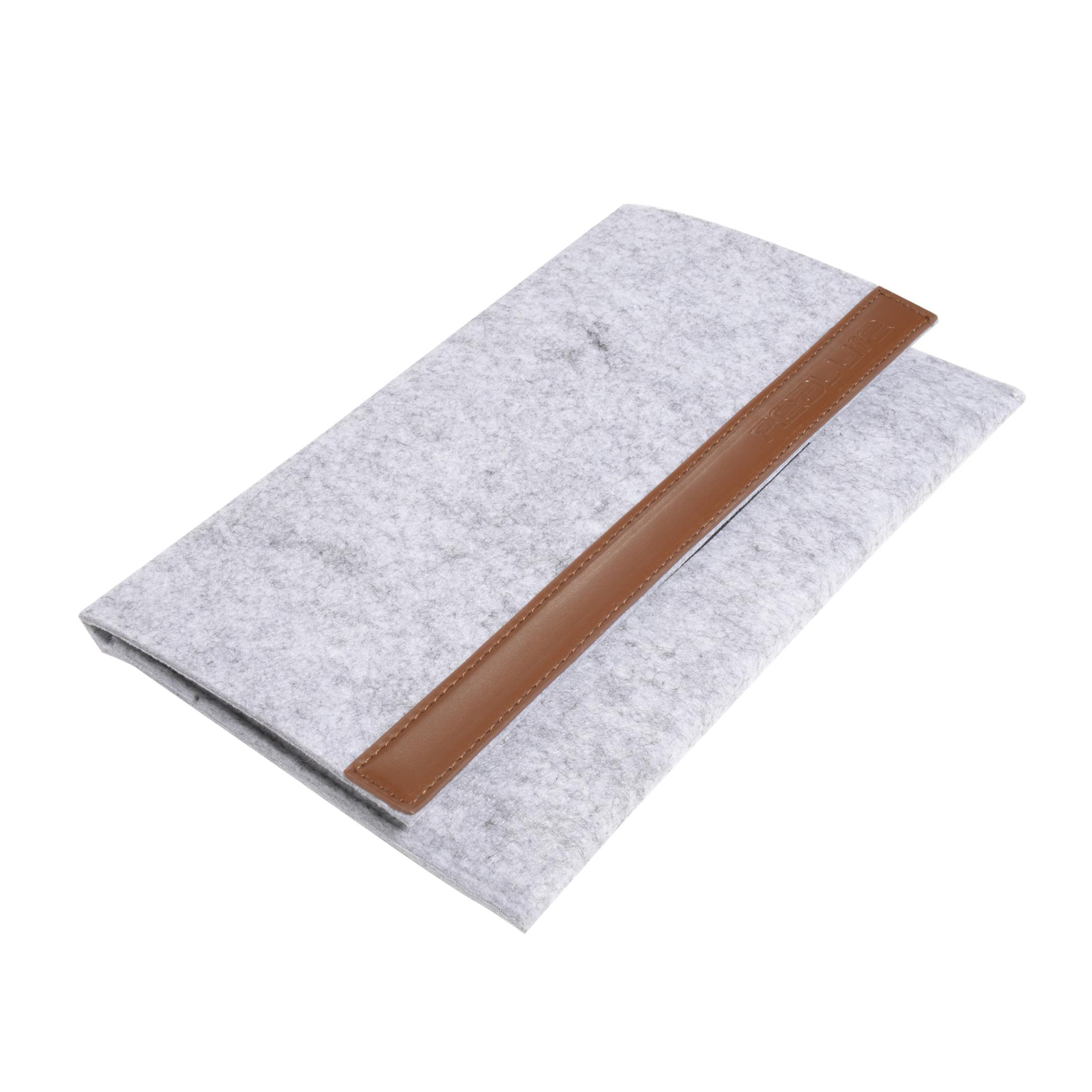 Graue Filz-Tablettasche mit braunem Lederriemenverschluss. Die Tasche ist geschlossen.
