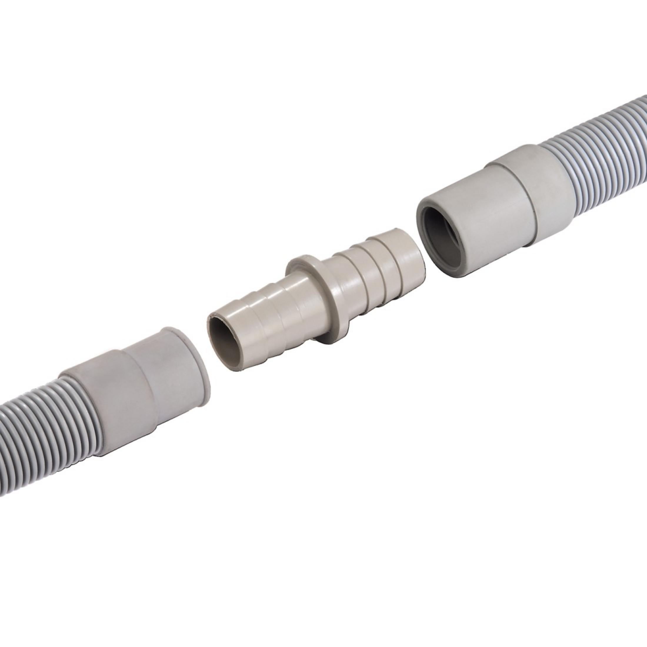 Grauer gerippter Schlauchverbinder zwischen zwei grauen Schläuchen auf weißem Hintergrund.