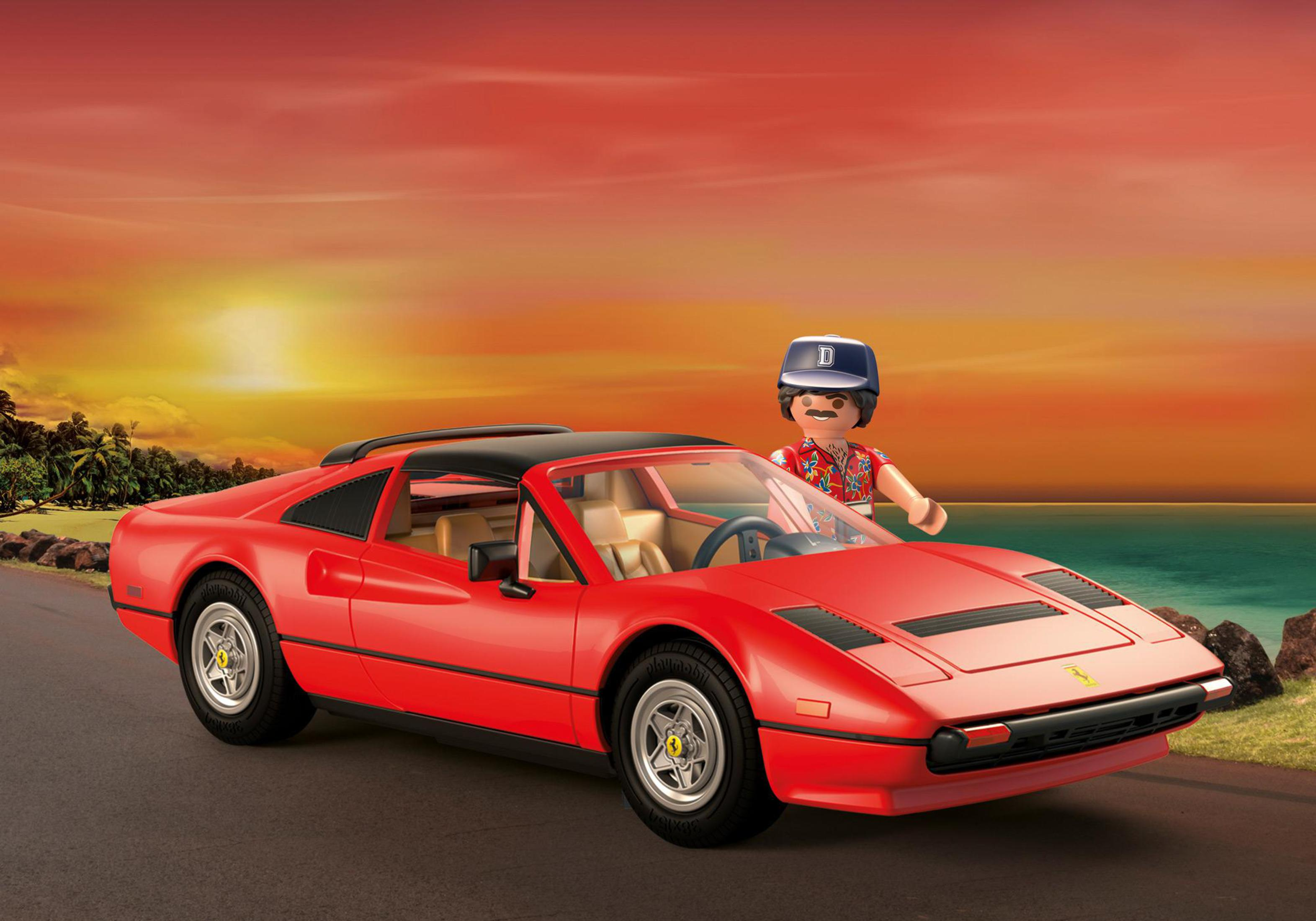 Czerwone Ferrari 308 GTS z figurką Playmobil, na tle zachodu słońca z oceanem i palmami.