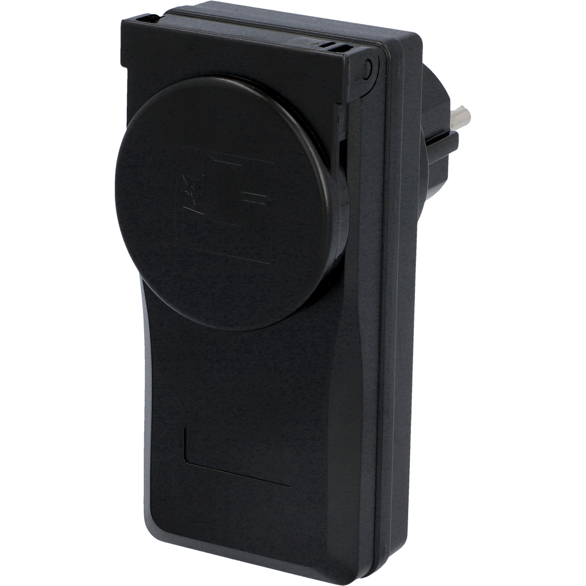 Ein schwarzer Netzsteckeradapter. Es hat eine Abdeckung, und die Stifte sind sichtbar.