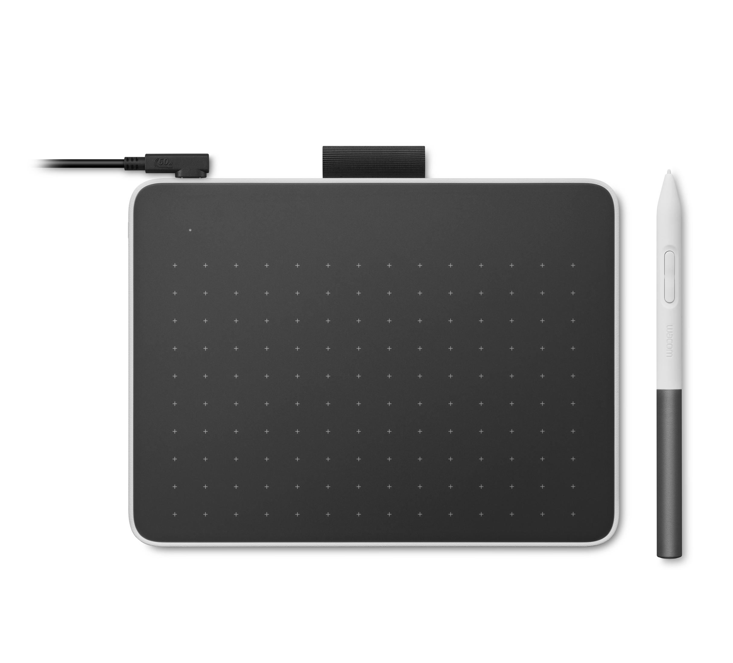 Una tavoletta Wacom in bianco e nero con penna e cavo su sfondo bianco.