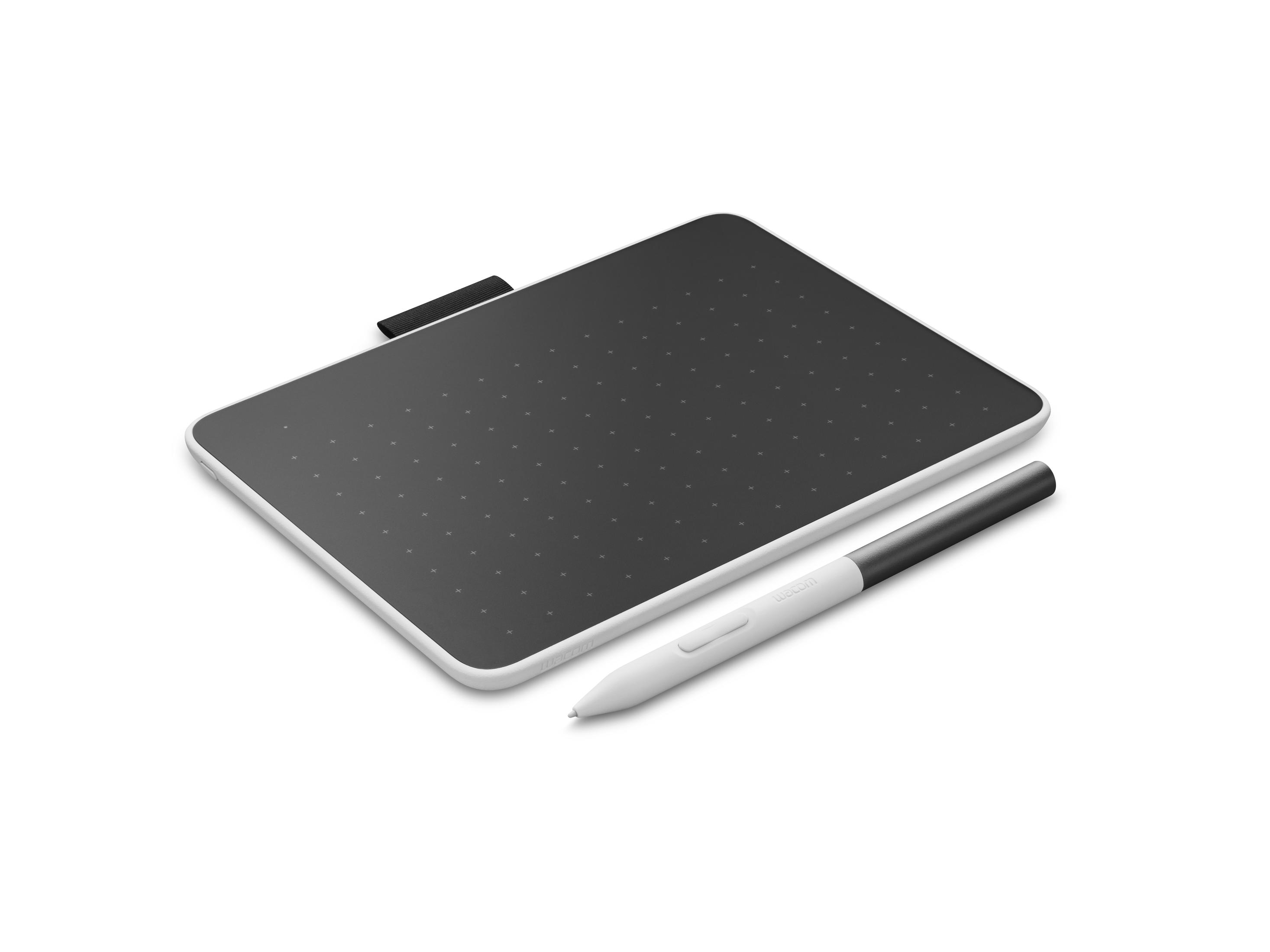 Una tavoletta Wacom in bianco e nero con una penna su sfondo bianco, angolata a sinistra.