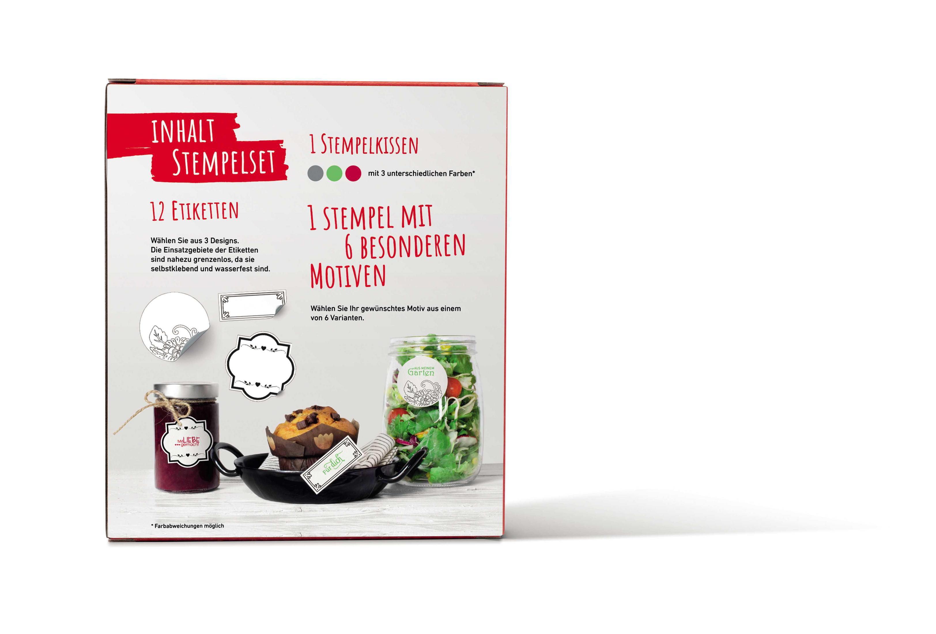 Eine Stempelset-Box zeigt Etikettendesigns, Stempelkissen und gestempelte Gläser und Muffins.