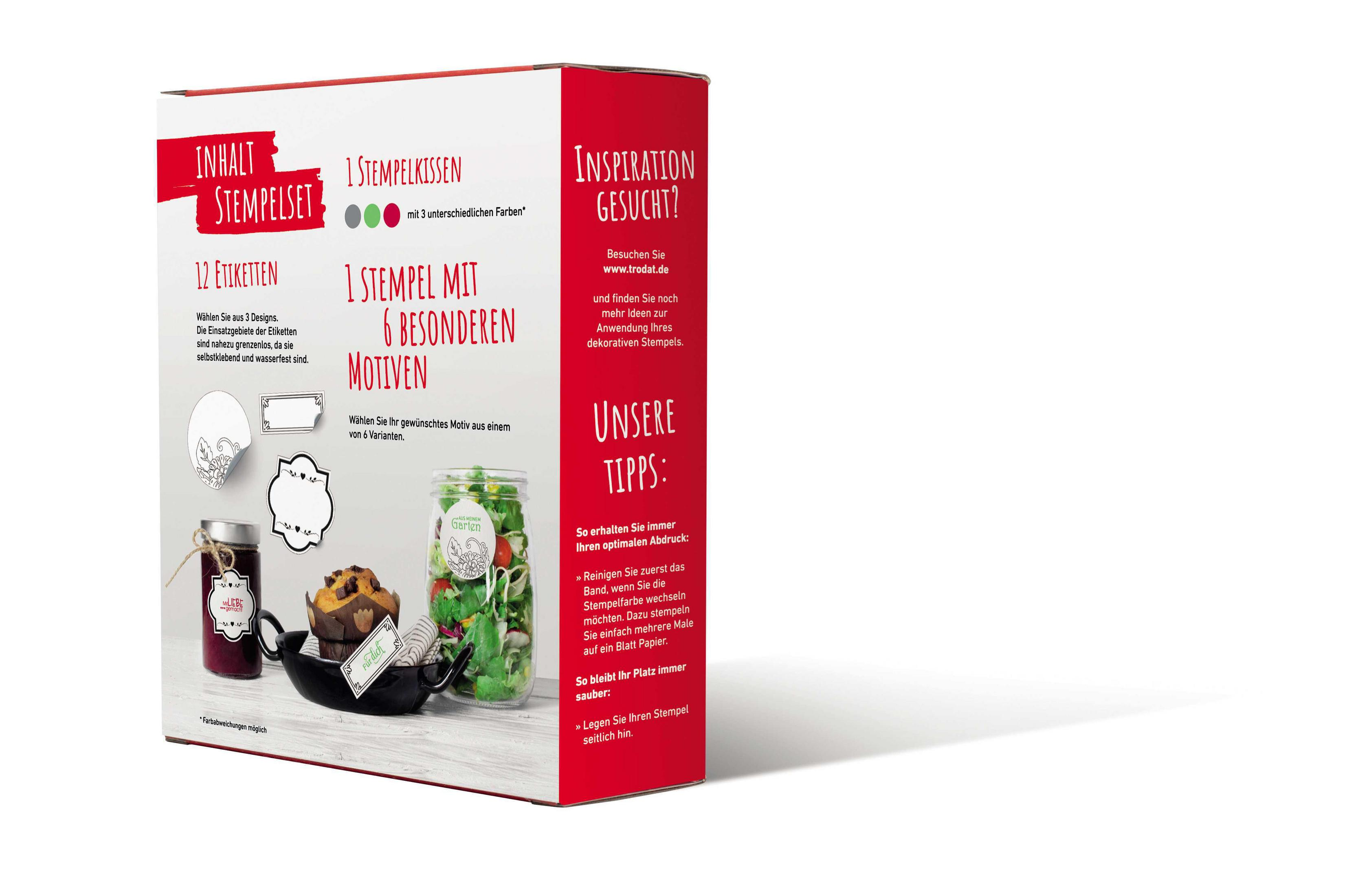Eine Stempelset-Box zeigt Etikettendesigns, Stempelkissen und gestempelte Gläser und Muffins.