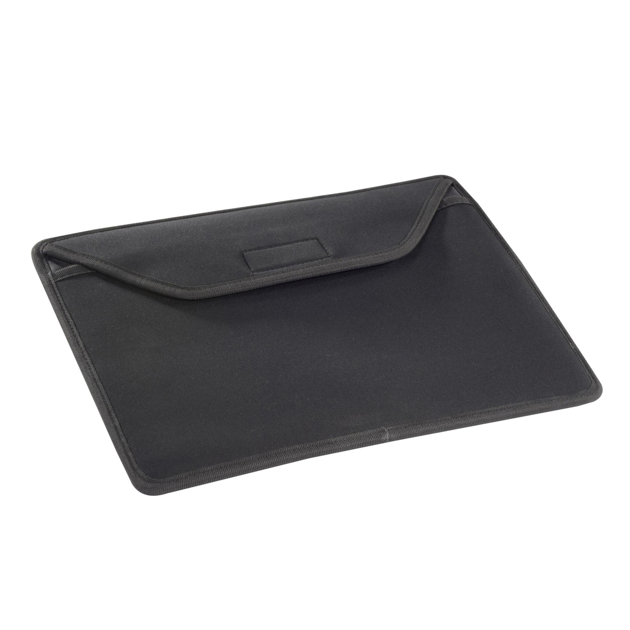 Eine schwarze Neopren-Laptop-Hülle ist auf einem weißen Hintergrund abgewinkelt und zeigt ihr einfaches Design.