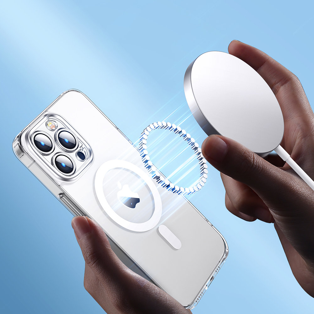 Ręka umieszczająca ładowarkę bezprzewodową na telefonie w przezroczystym etui.