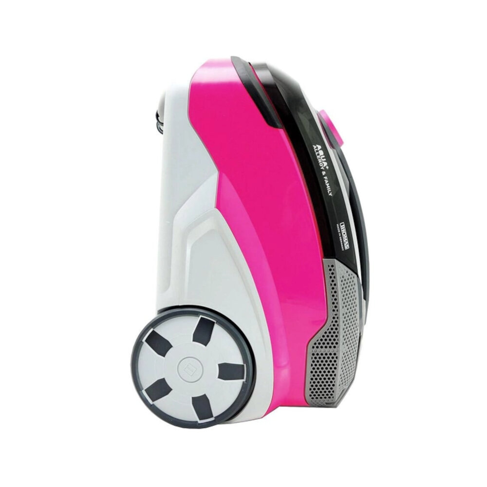 Różowy i biały odkurzacz stoi na białej powierzchni. Ma czarne akcenty i okrągłe koła.