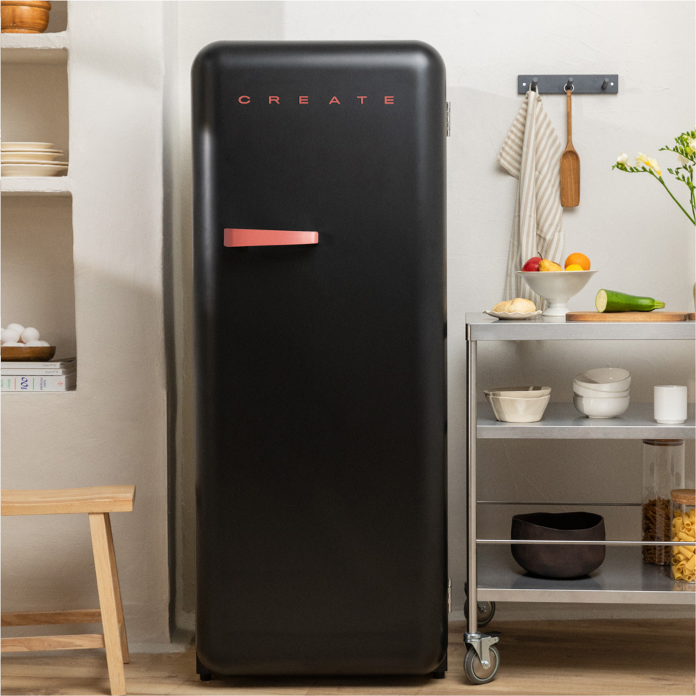 Frigorífico retro negro con asa roja, CREATE arriba. Ambiente de cocina.