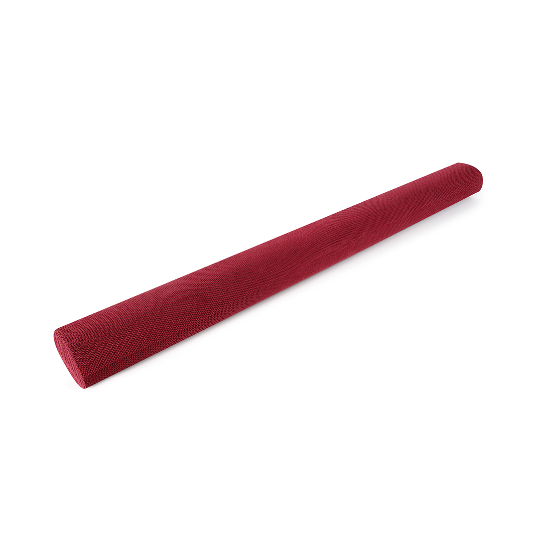 Marron gebreide soundbar schuin op een wit oppervlak.
