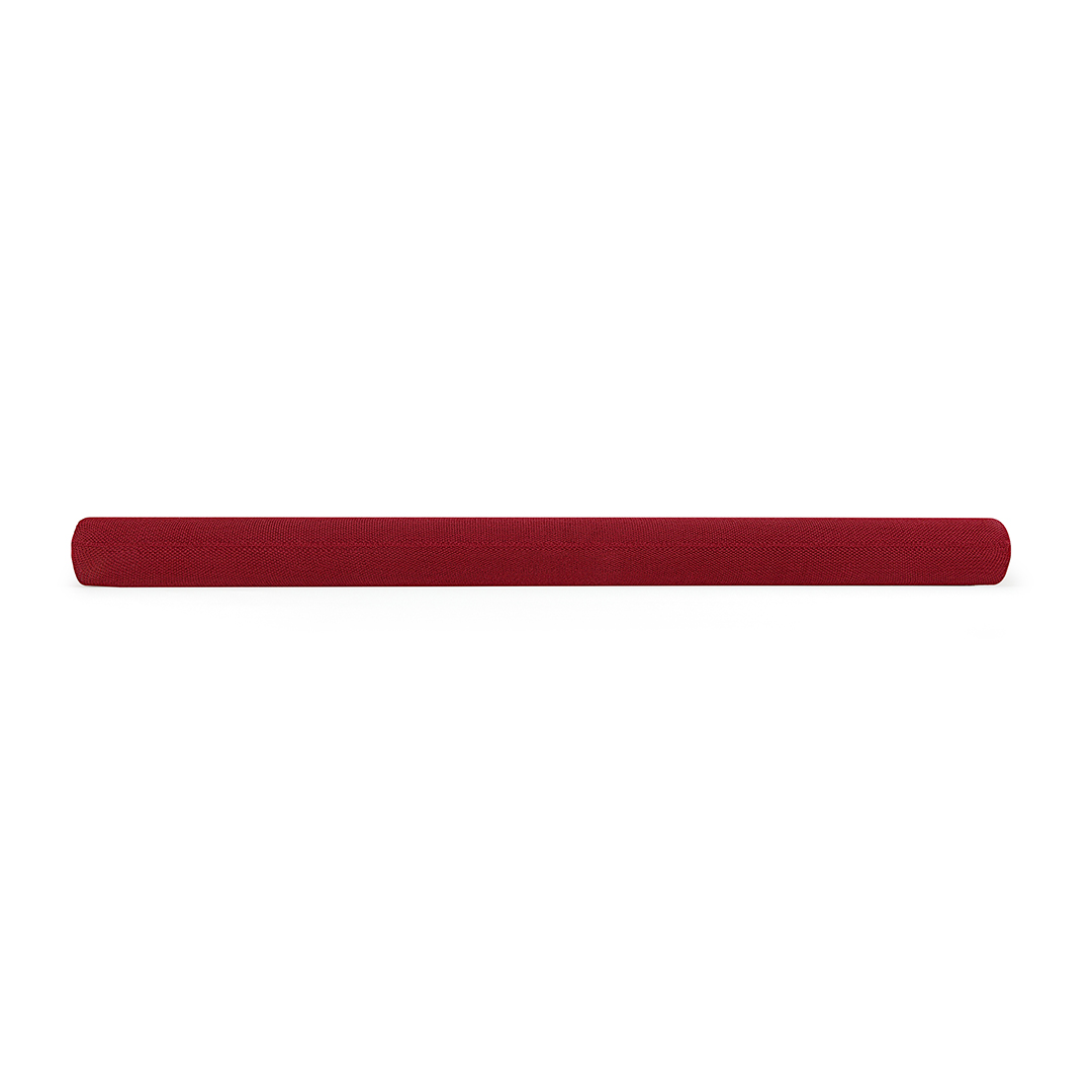Marron gebreide soundbar horizontaal liggend op een wit oppervlak.