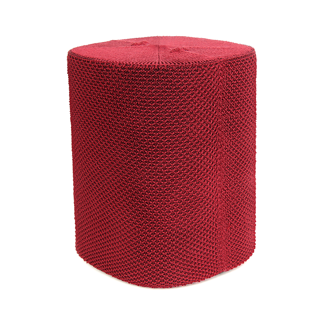 Tabouret cylindrique tricoté marron sur une surface blanche.