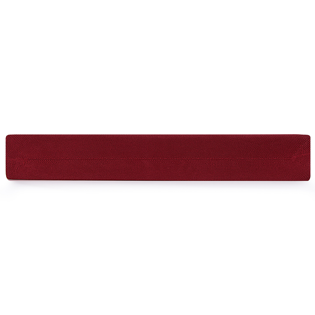 Un long coussin rectangulaire tricoté marron est centré sur un fond blanc.