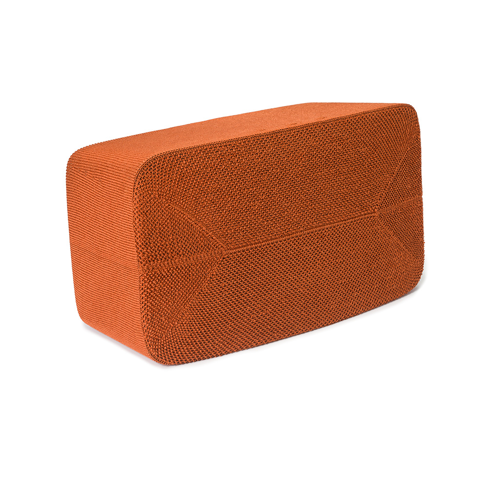 Un coussin rectangulaire tricoté orange est présenté en biais sur un fond blanc.