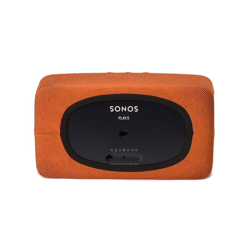 L'arrière d'un haut-parleur Sonos Play:5 avec une couverture tricotée orange.