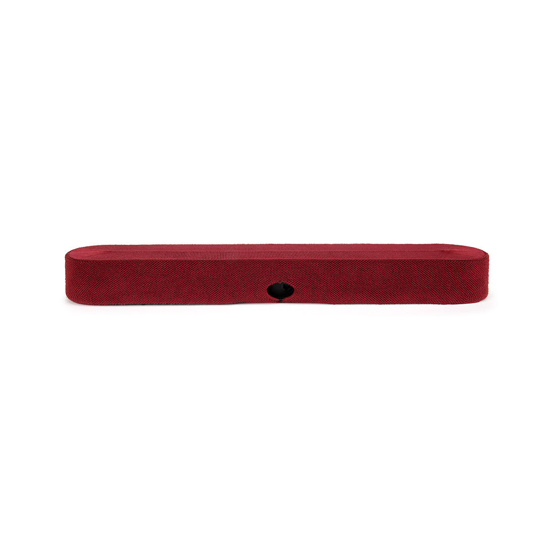 Un long coussin rectangulaire tricoté marron avec une découpe en forme de cœur.