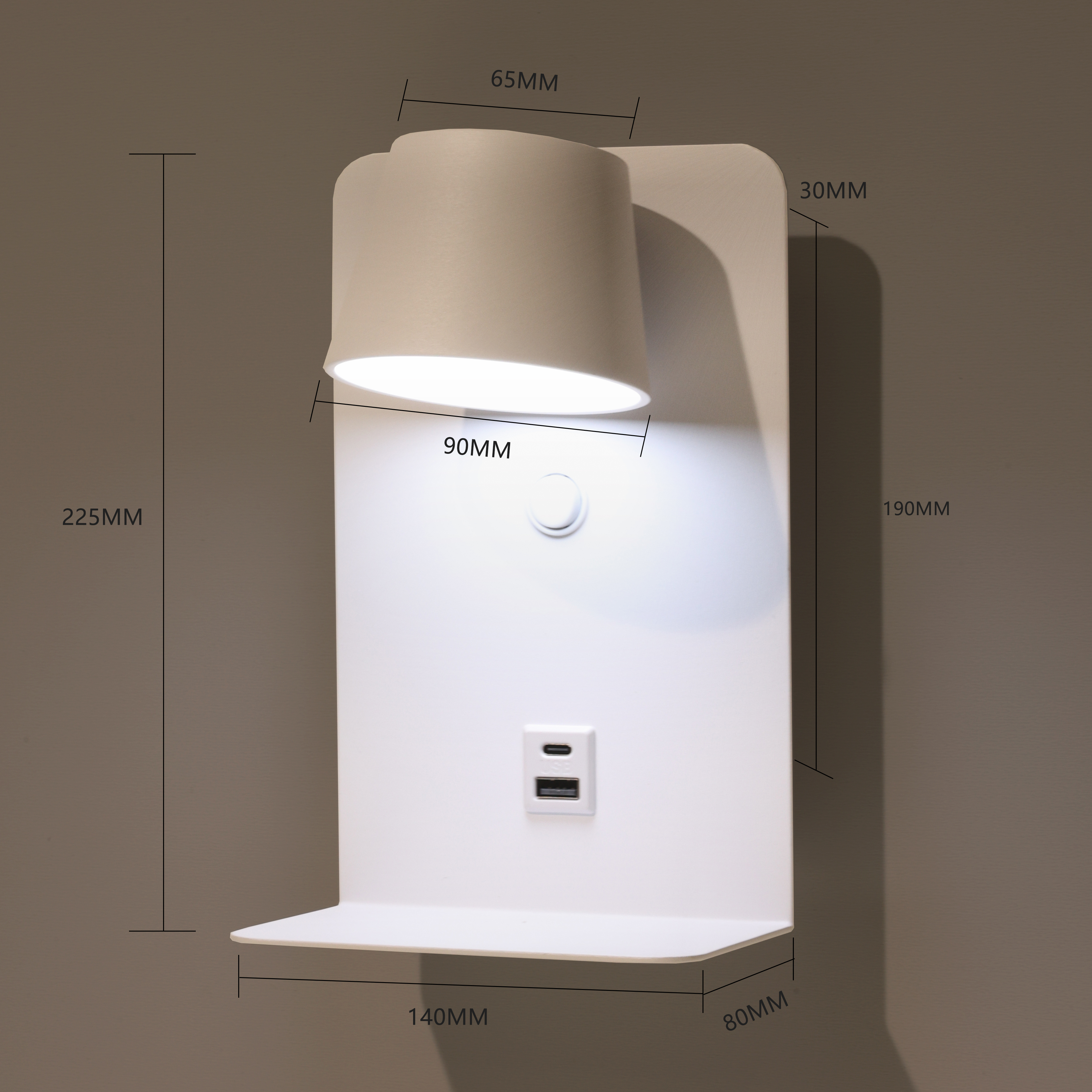 Una lámpara de pared blanca con medidas etiquetadas, con una pantalla cónica y puertos de carga.