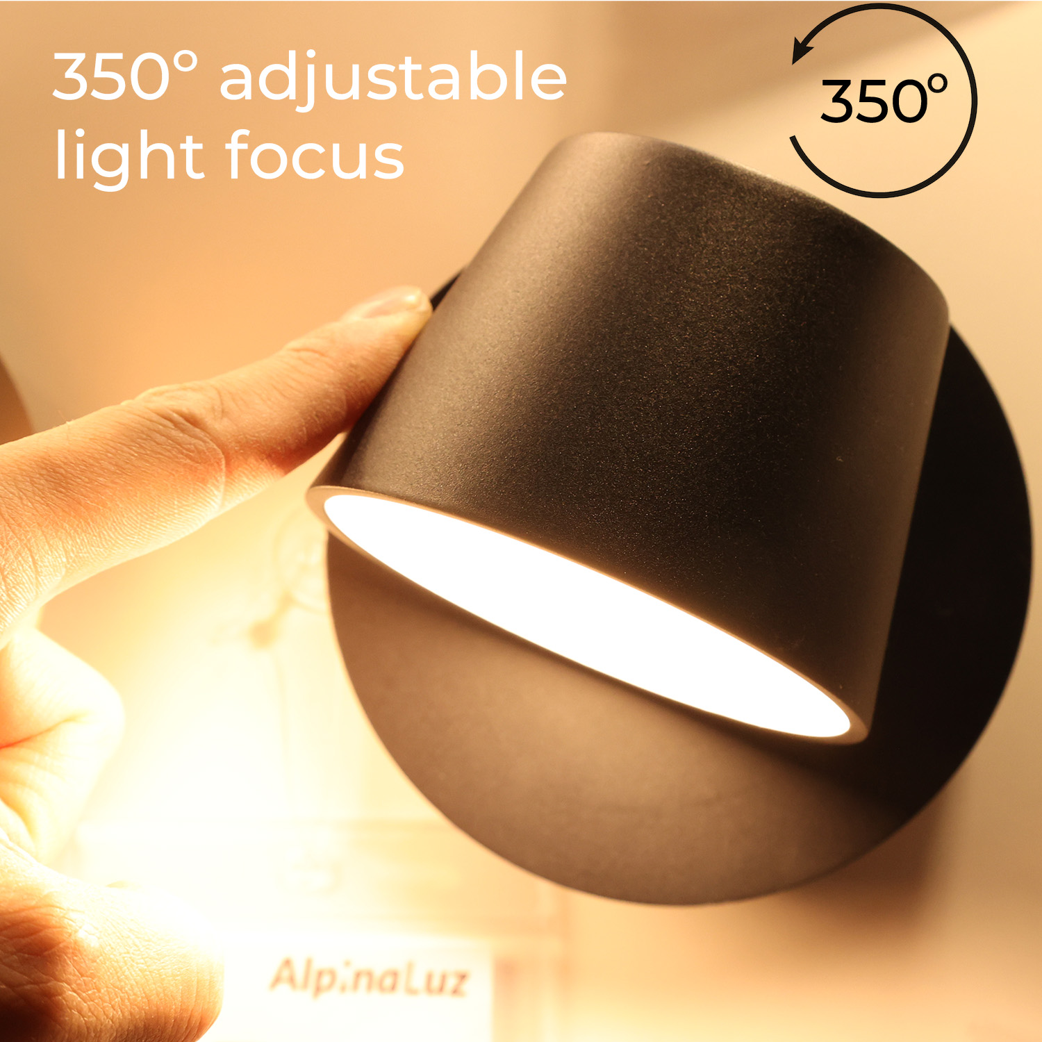 Una lámpara de pared negra ajustable con una luz blanca y una mano que ajusta su ángulo.