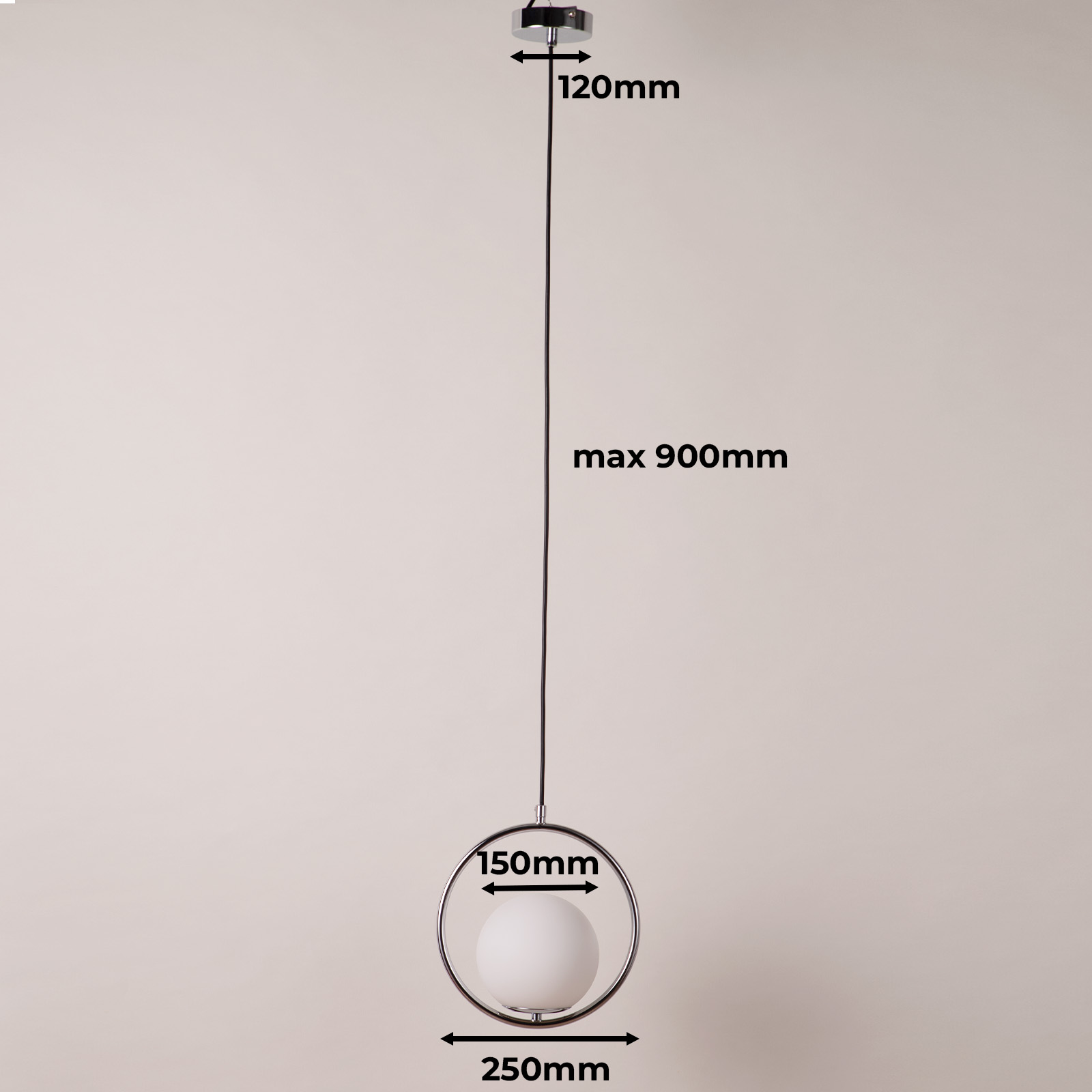 Una lámpara colgante minimalista con una pantalla de globo blanco se muestra con indicaciones de dimensiones sobre un fondo liso.