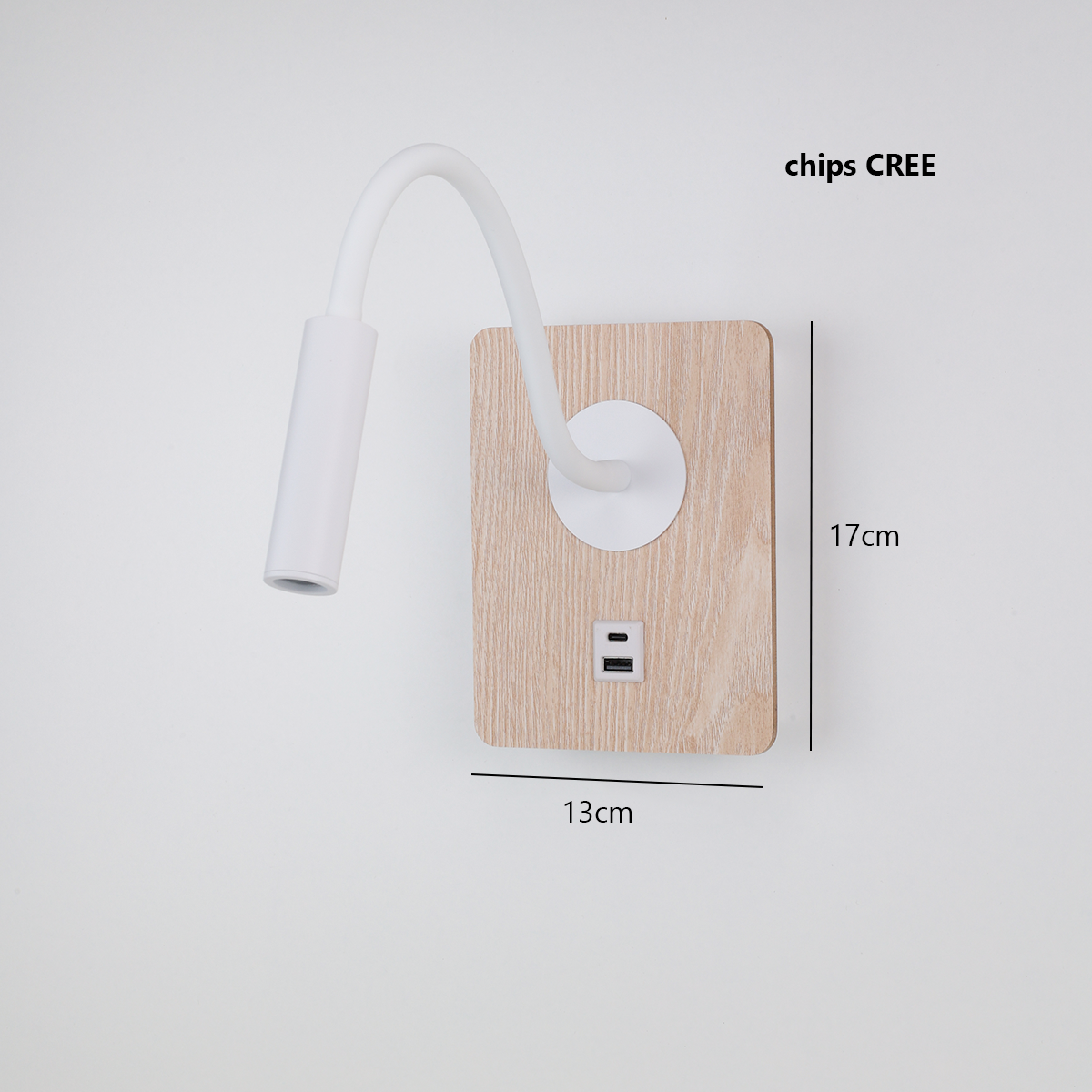 Se muestra una lámpara de pared con un brazo blanco flexible y una base de madera contra un fondo blanco.