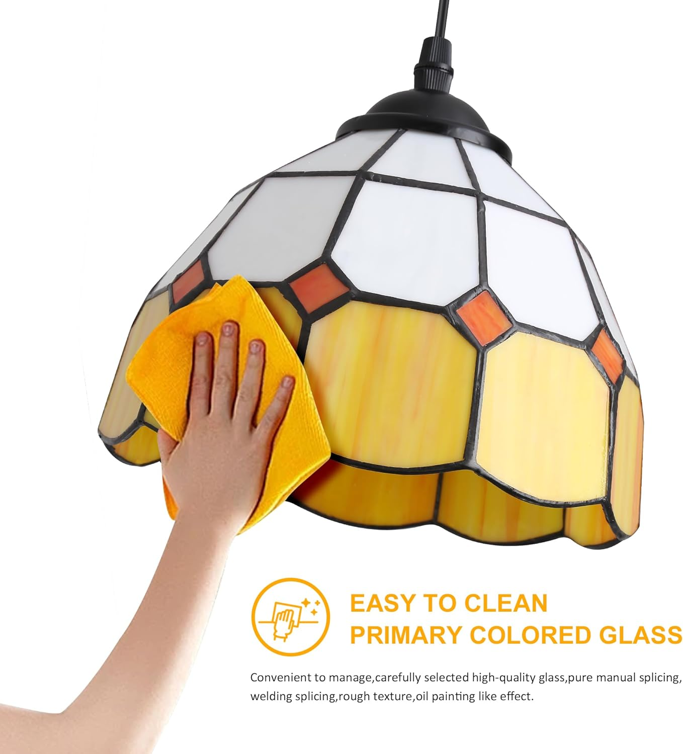 Un paño amarillo limpia una lámpara colgante de vidriera con patrones geométricos sobre un fondo blanco.