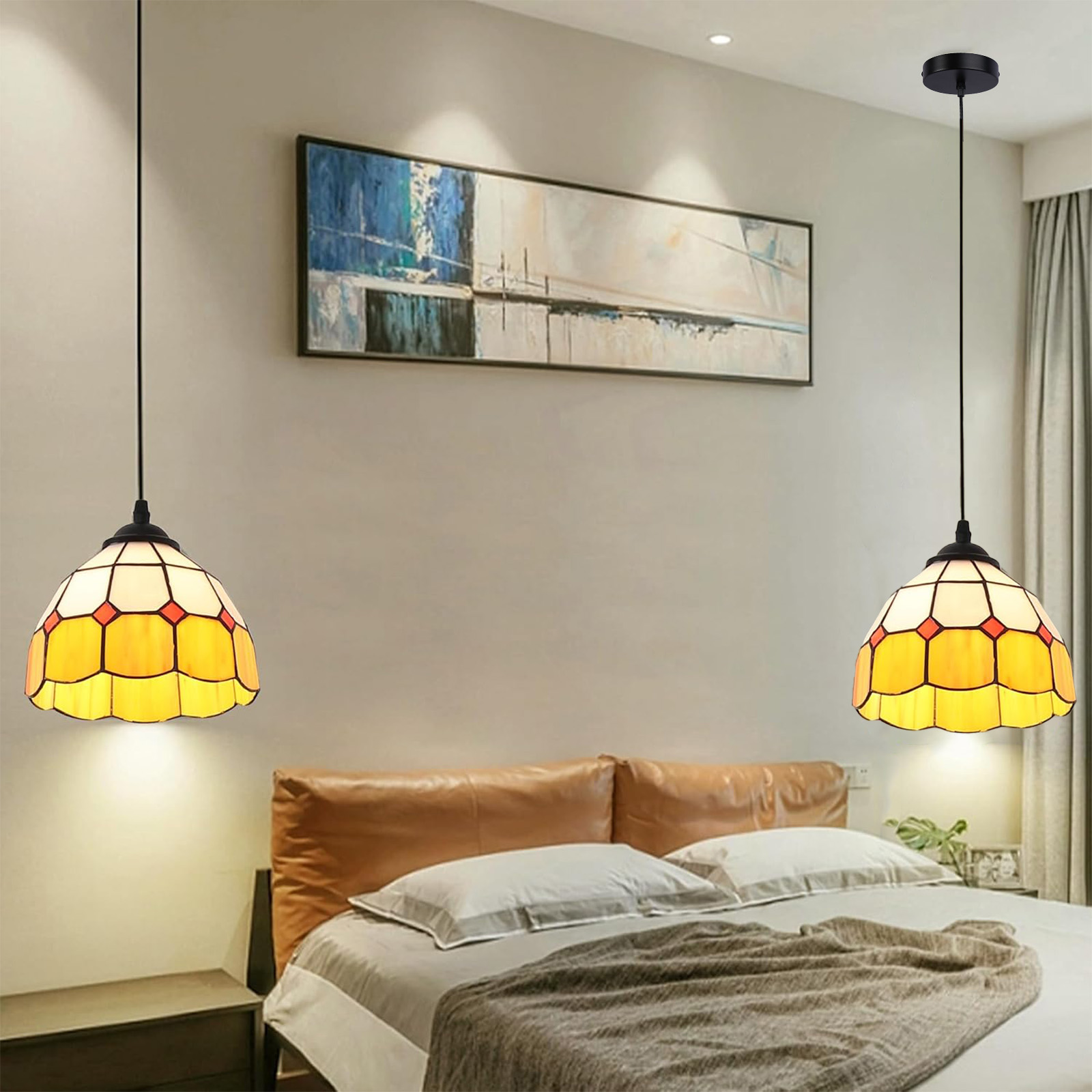 Una escena de dormitorio presenta dos lámparas colgantes de vidriera sobre una cama con ropa de cama blanca.