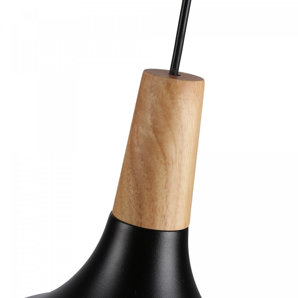Un primer plano de una lámpara colgante. La lámpara incluye una parte superior de madera y una parte inferior negra en forma de cono.