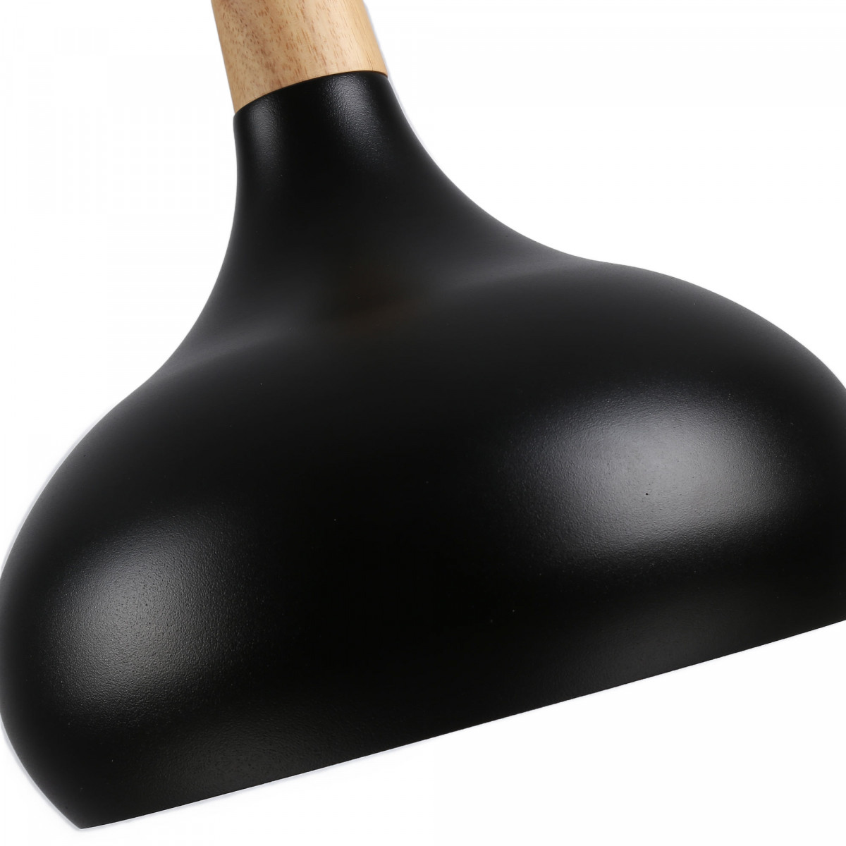 Primer plano de una pantalla de lámpara negra con parte superior de madera.