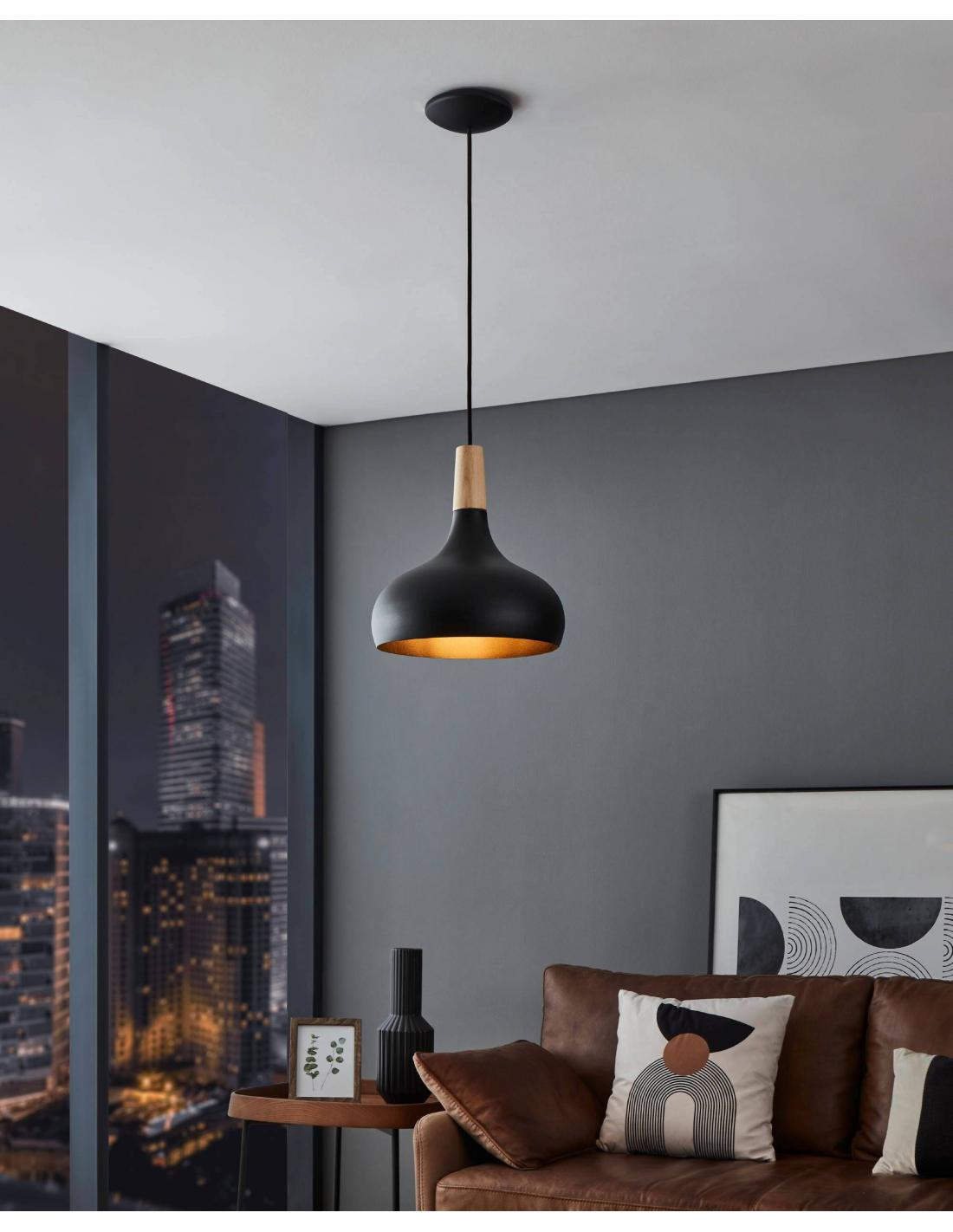 Una lámpara colgante negra con la parte superior de madera, iluminando una habitación con un sofá.