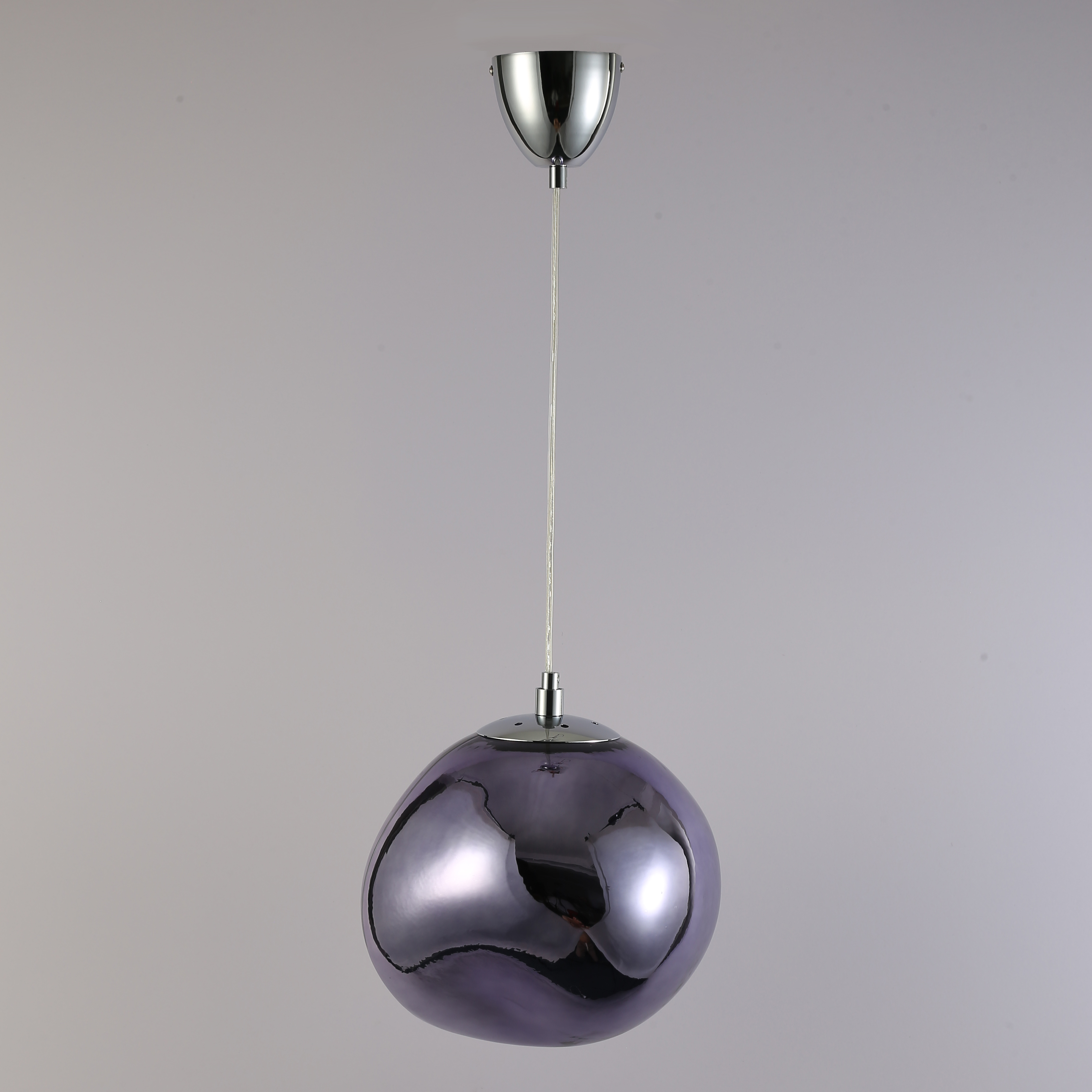 Una lámpara colgante cromada con una pantalla de vidrio púrpura texturizado cuelga sobre un fondo gris, mostrando su superficie reflectante.