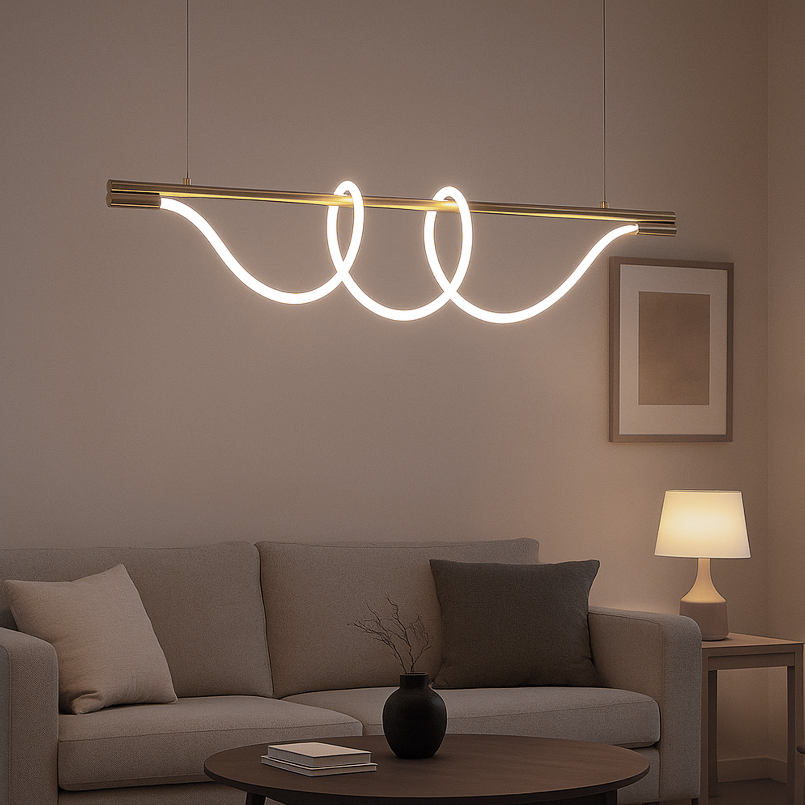 Un salón moderno con un sofá, una mesa, una lámpara y una lámpara LED lineal encima, creando un ambiente cálido.