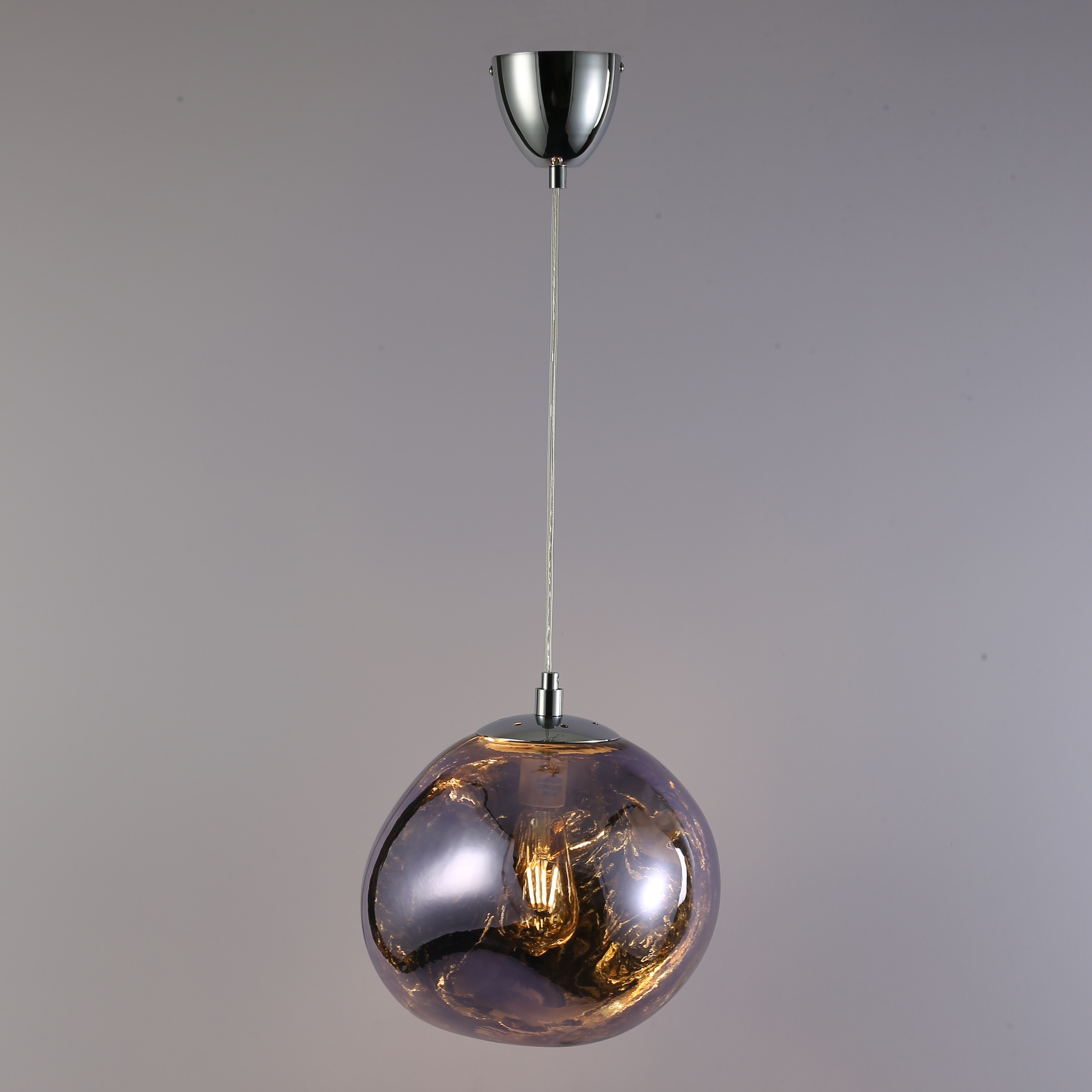 Una lámpara colgante cromada con una pantalla de vidrio púrpura, que muestra la bombilla iluminada en su interior sobre un fondo gris.