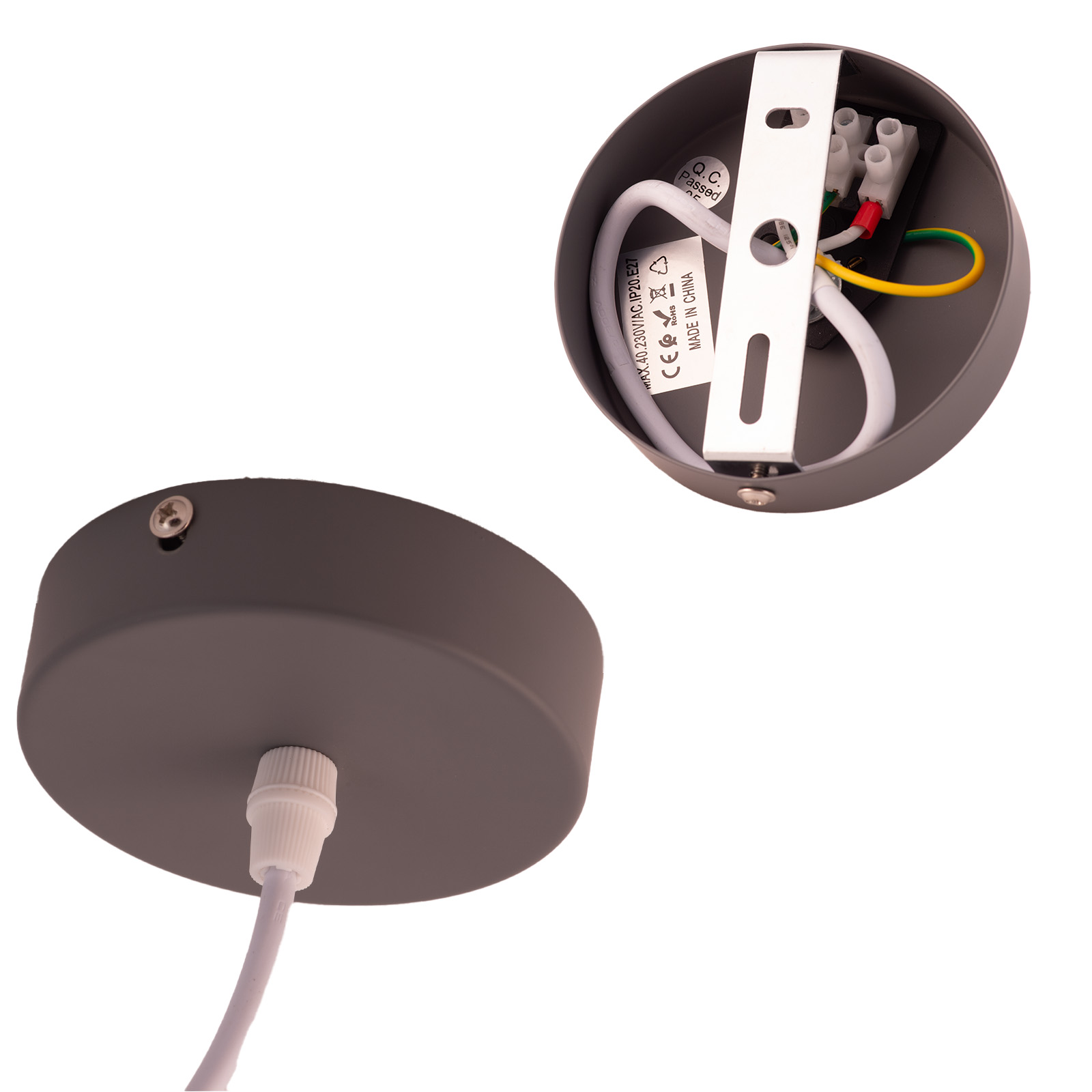 Un primer plano del cableado interno y los herrajes de montaje de una lámpara colgante gris.