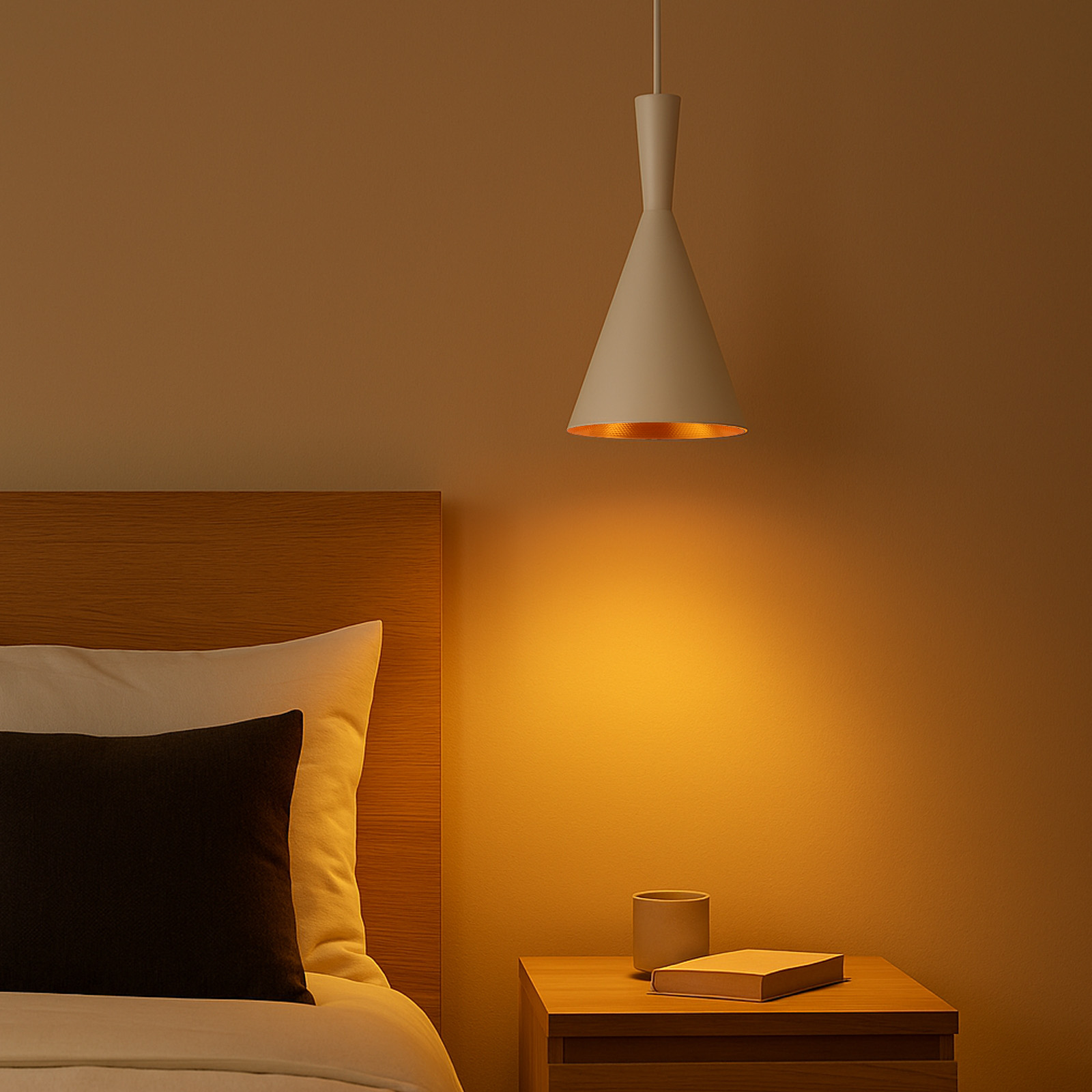 Una lámpara colgante blanca con interior dorado cuelga sobre una mesita de noche en una habitación con luz cálida.