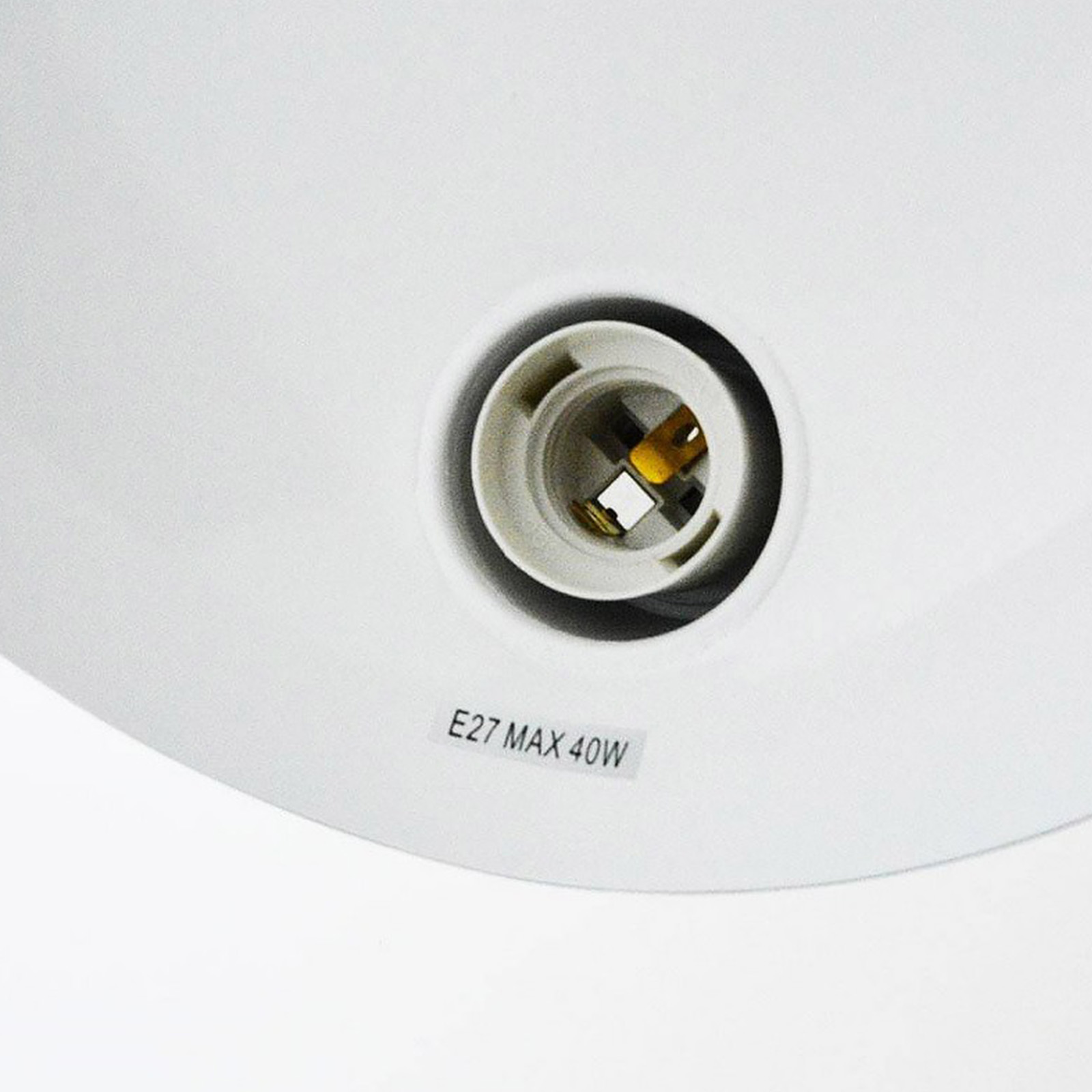 Un primer plano de una lámpara blanca con una etiqueta visible E27 MAX 40W.