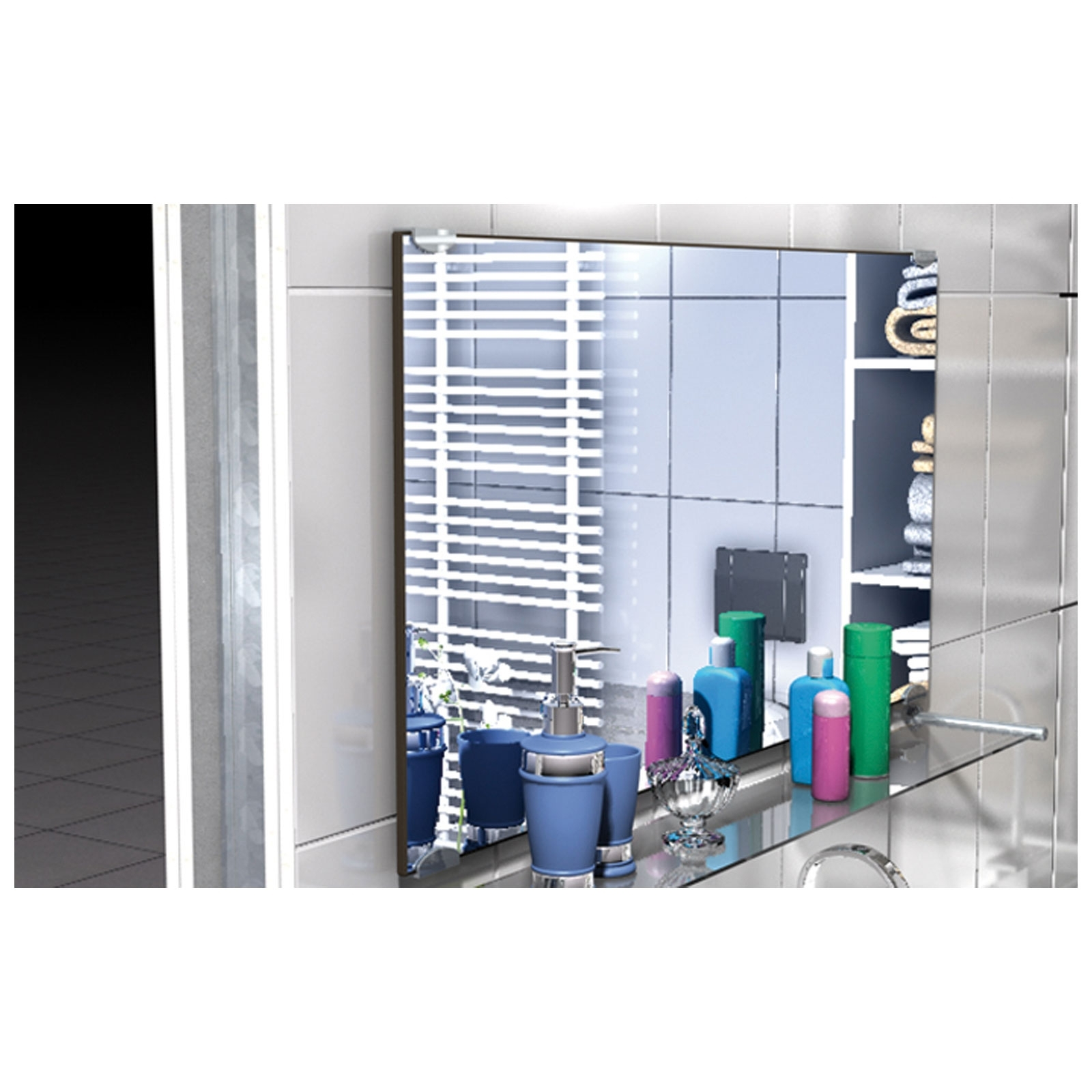 Badezimmerspiegel mit Ablagen, Toilettenartikeln und reflektiertem Badezimmer. Ein schwarzer Rahmen umgibt den Spiegel.