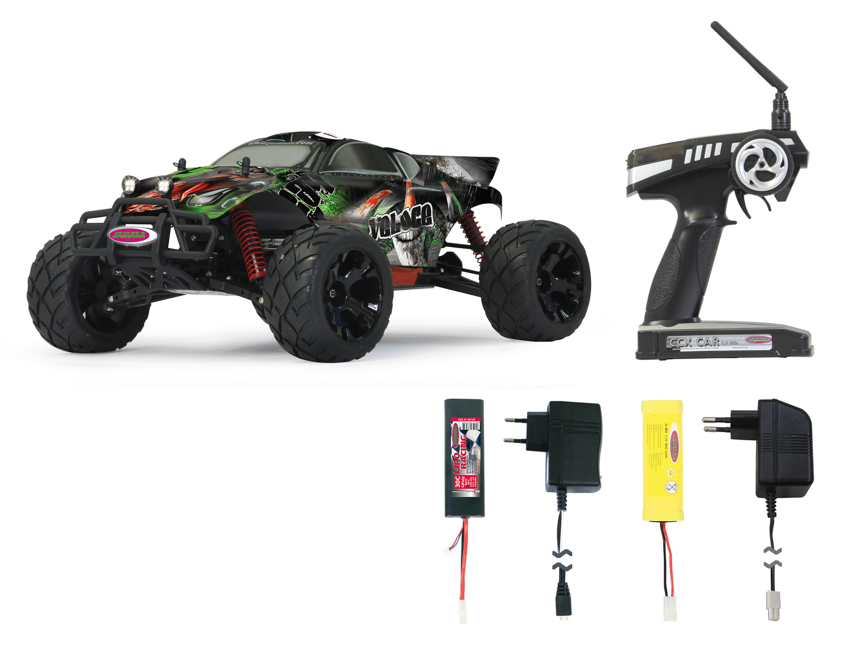 Anordnung eines Spielzeugautos, einer Fernbedienung, Batterien und Ladegeräte auf einem weißen Hintergrund.
