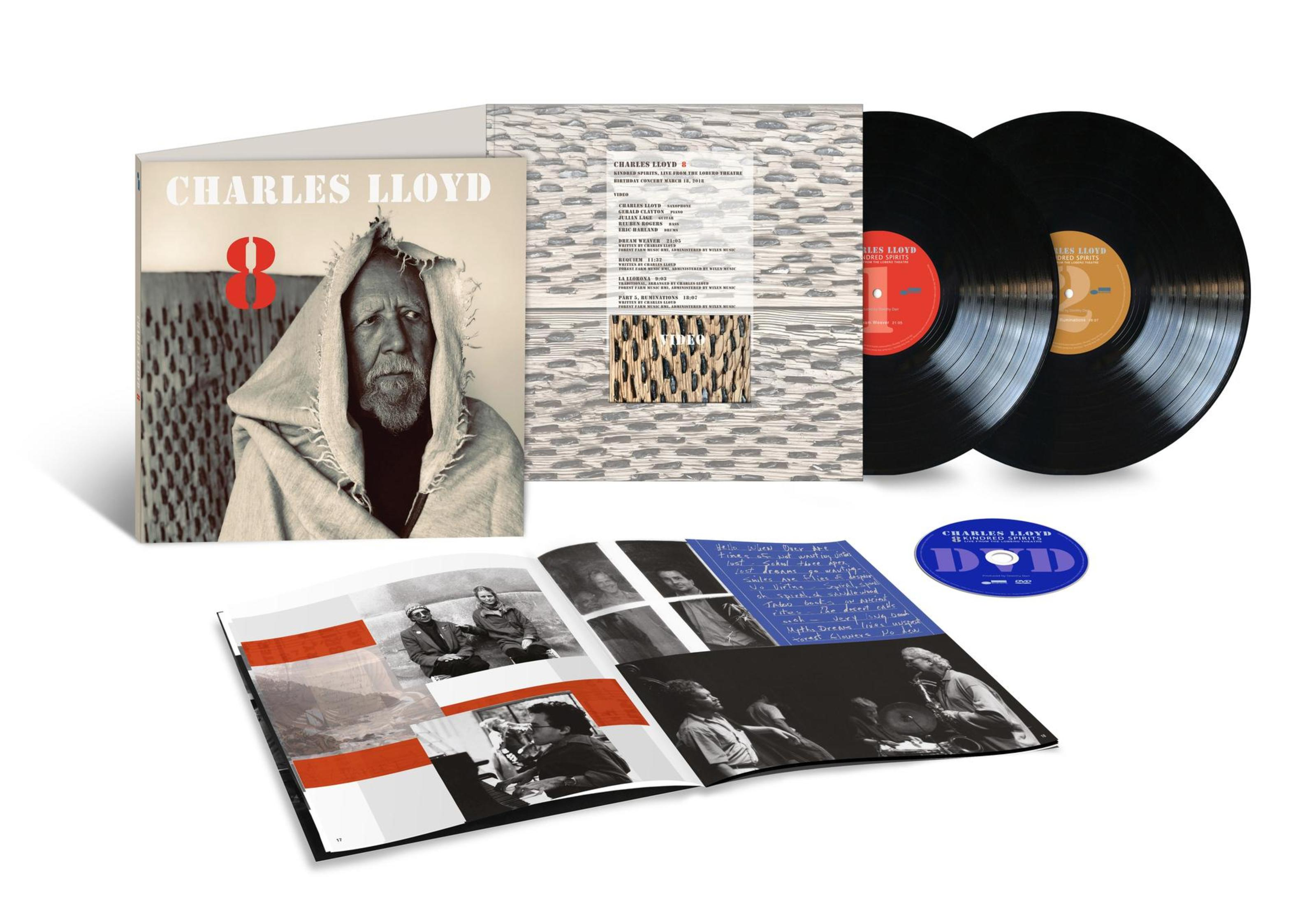 Geöffnete Schallplatte mit Charles Lloyd Albumcover, das einen Mann in einem Kapuzenmantel zeigt, plus Booklet und CD.