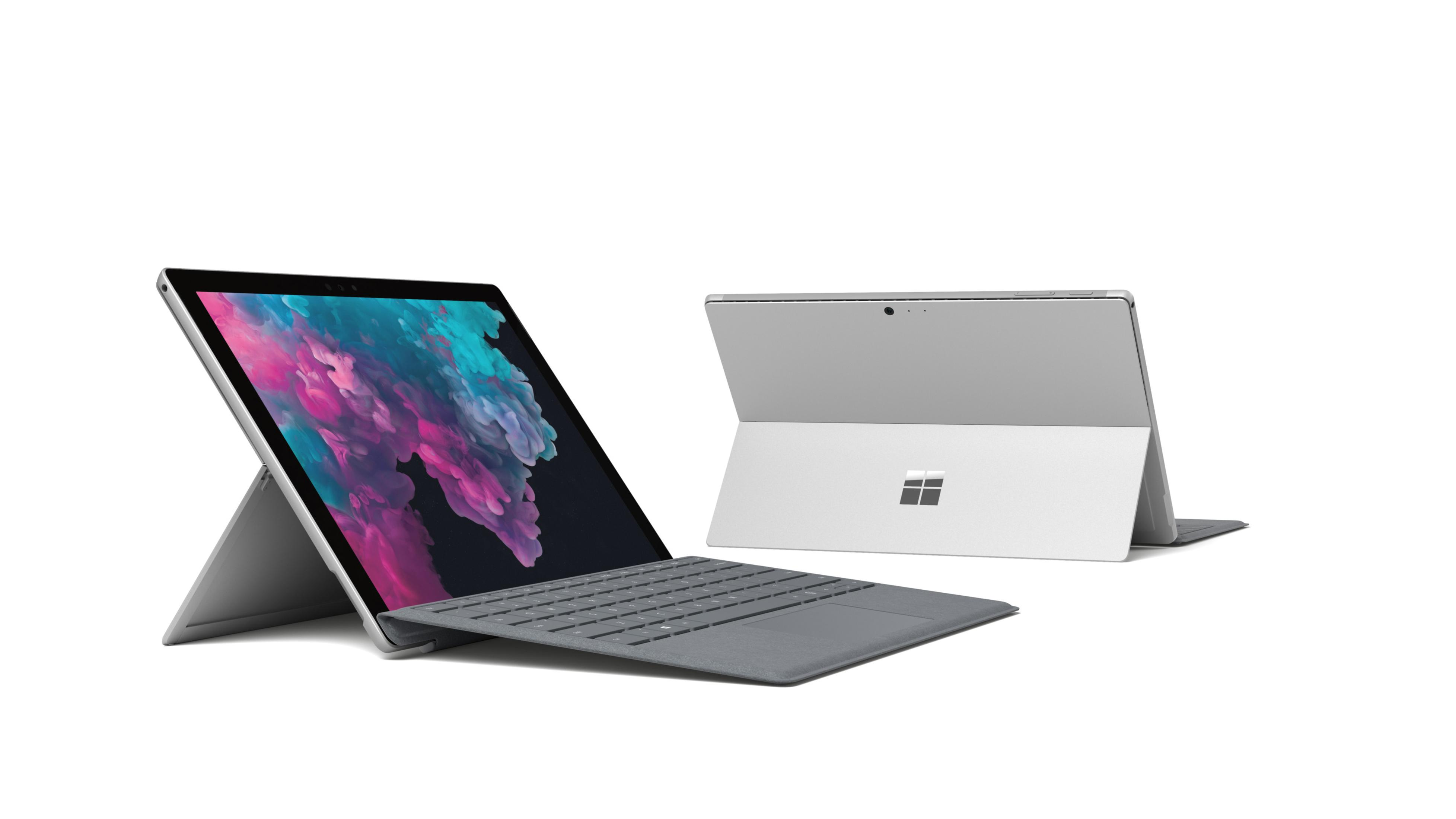 Zwei silberne Microsoft Surface Tablets werden vor einem weißen Hintergrund angezeigt.