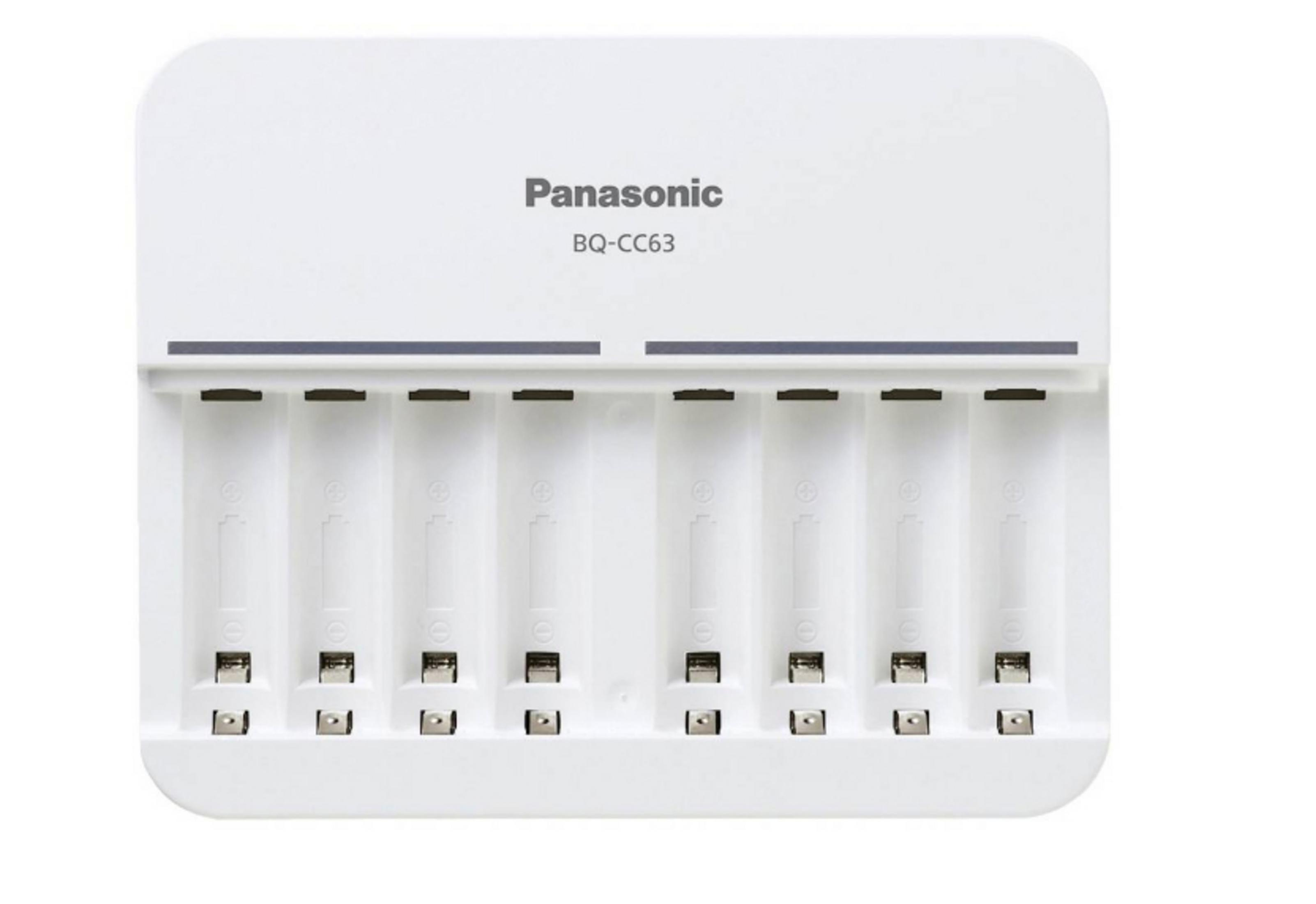 Ein weißes Panasonic-Akkuladegerät mit acht Steckplätzen, das zum gleichzeitigen Laden mehrerer Akkus entwickelt wurde.