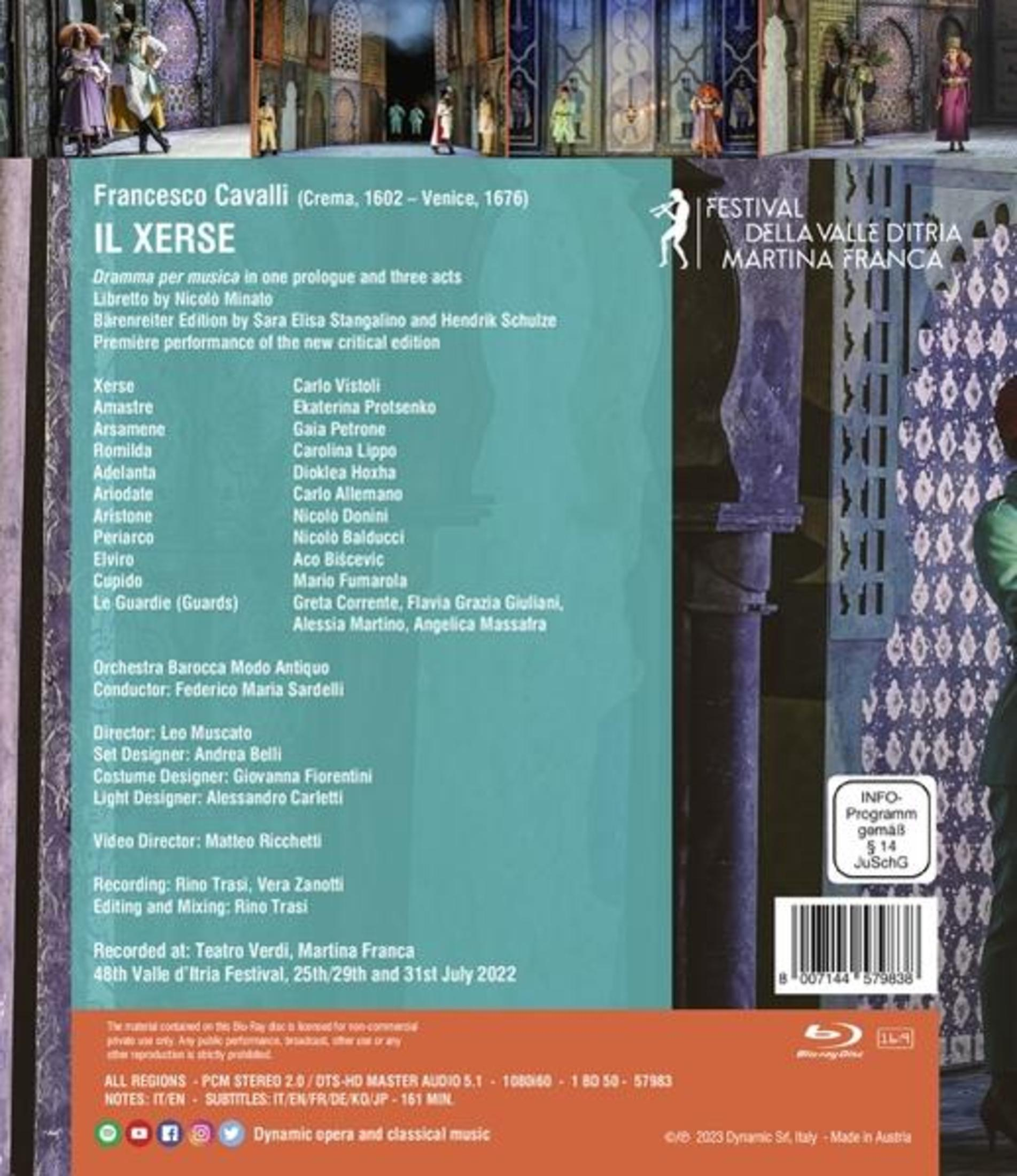 Die Rückseite einer DVD-Hülle zeigt Spieldetails und Schauspieler in Kostümen vor einem blau gemusterten Hintergrund.