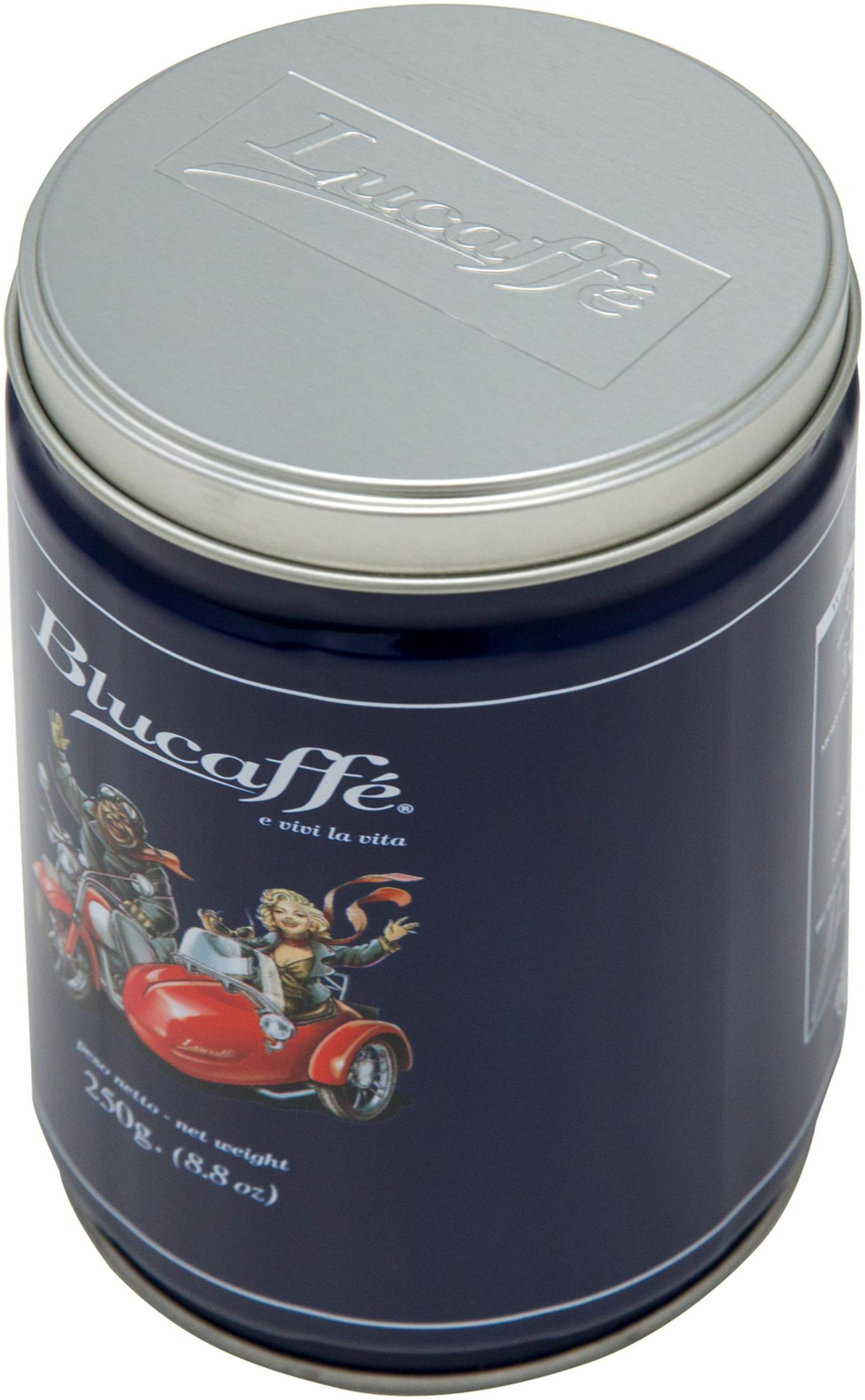 Una lattina di caffè con un'illustrazione vintage di persone su un sidecar di moto.