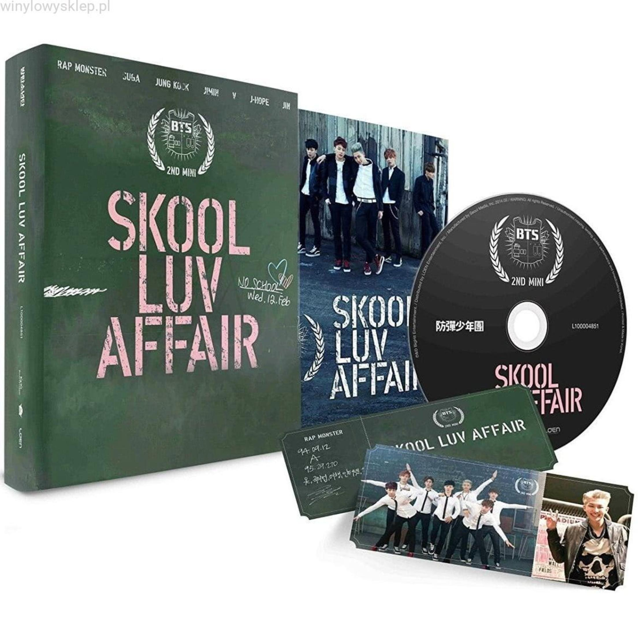 De albumboxset "Skool Luv Affair" van BTS, inclusief de CD, het fotoboek en de promotiekaarten, op een witte achtergrond.