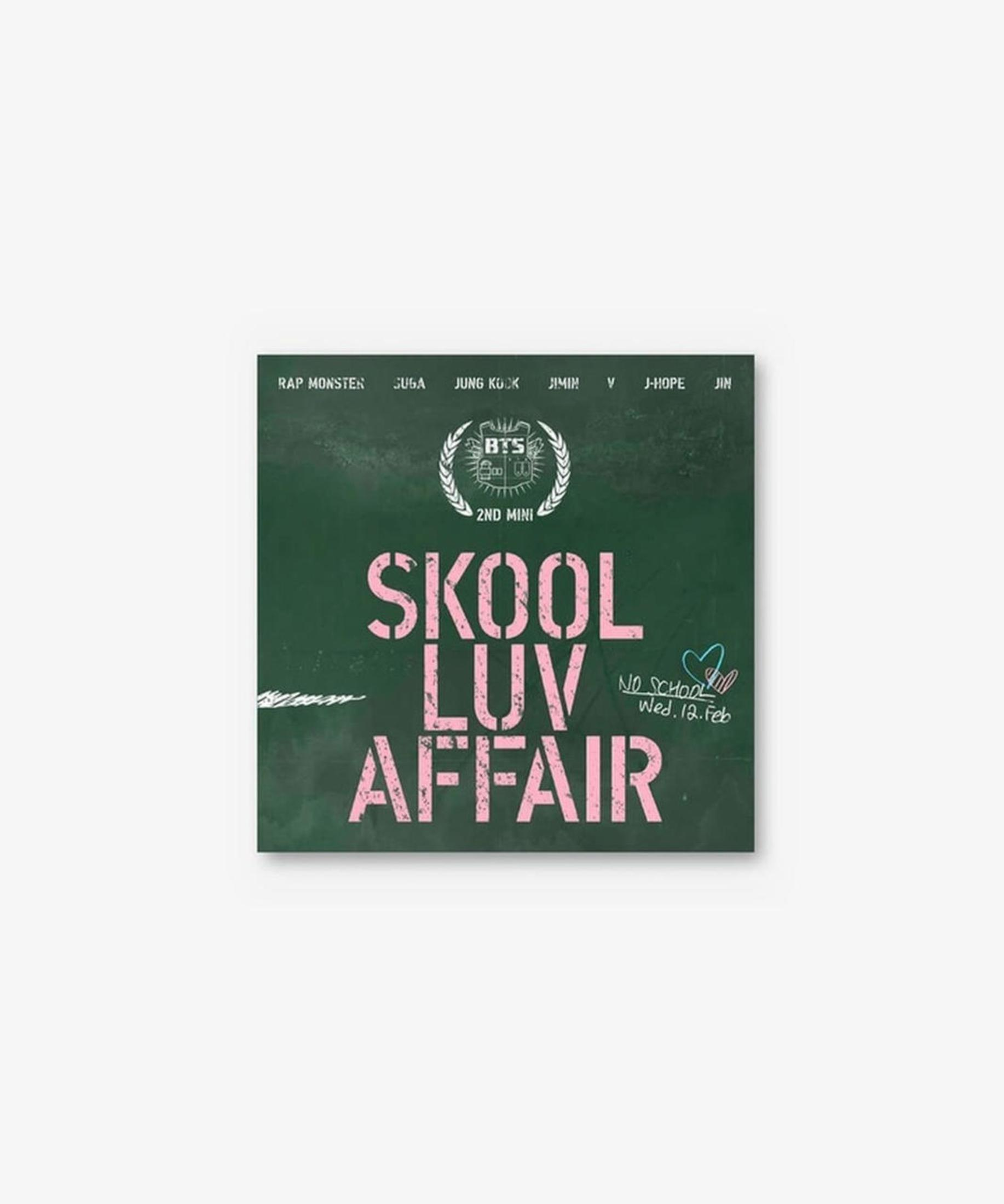 De albumhoes van BTS's "Skool Luv Affair" met gestileerde tekst en logo's op een groene achtergrond, gecentreerd op een witte achtergrond.