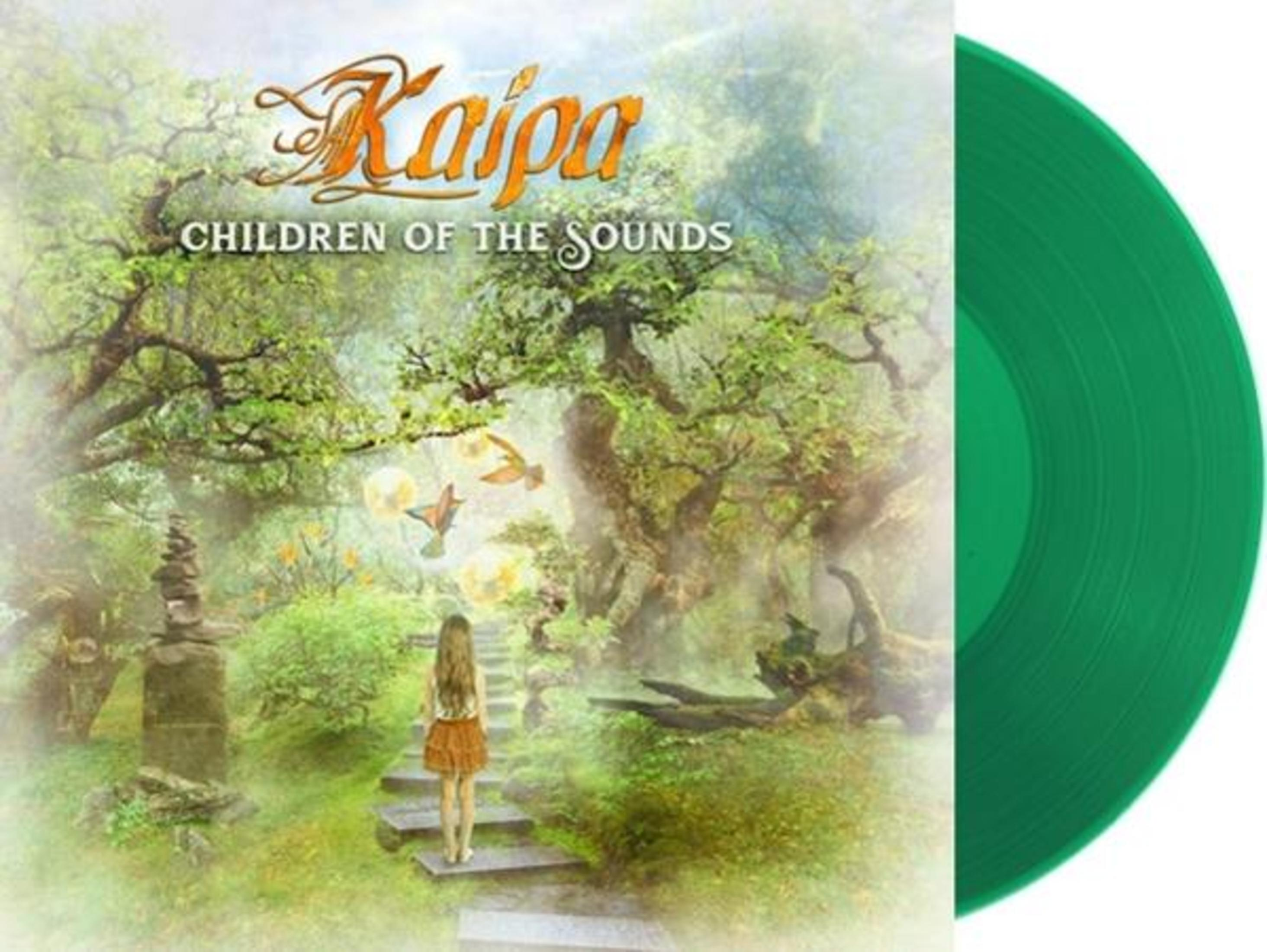 Albumhoes met een meisje op een trap in een natuurscène, met een groene vinylplaat.